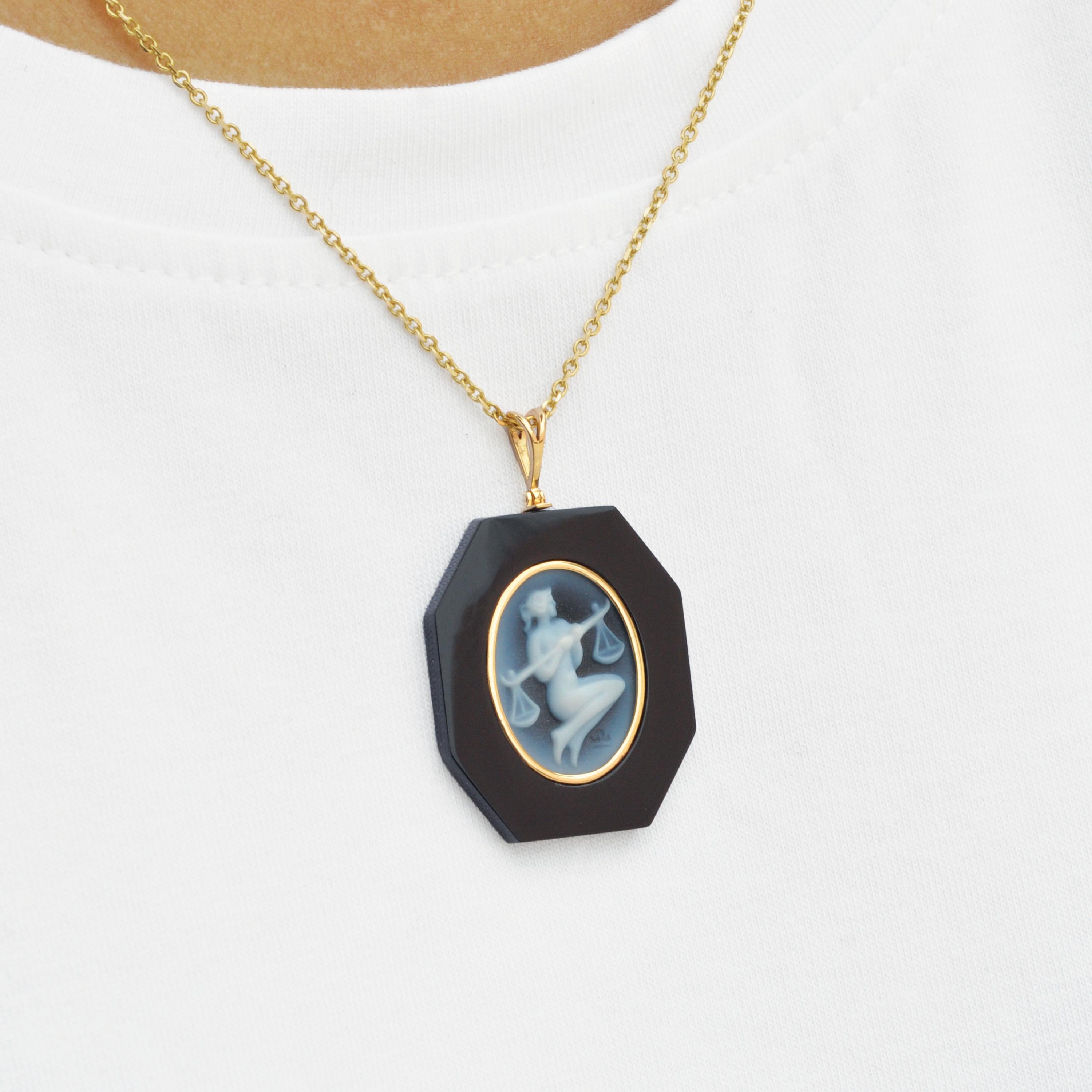 18 Karat Yellow Gold Libra Zodiac Agate Cameo Black Onyx Pendant Necklace In New Condition For Sale In Jaipur, Rajasthan