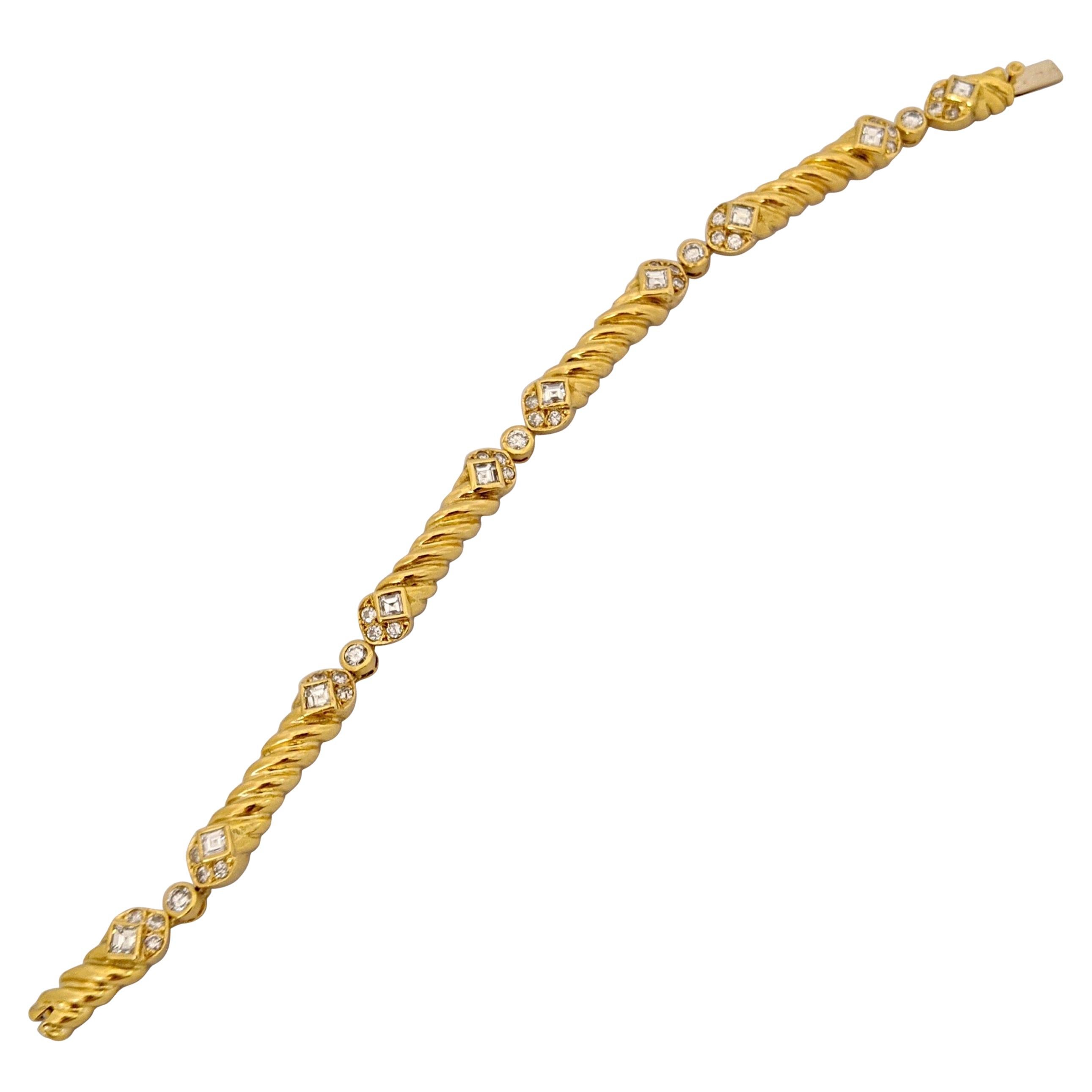Gliederarmband aus 18 Karat Gelbgold mit runden und quadratischen Diamanten im Smaragdschliff im Angebot