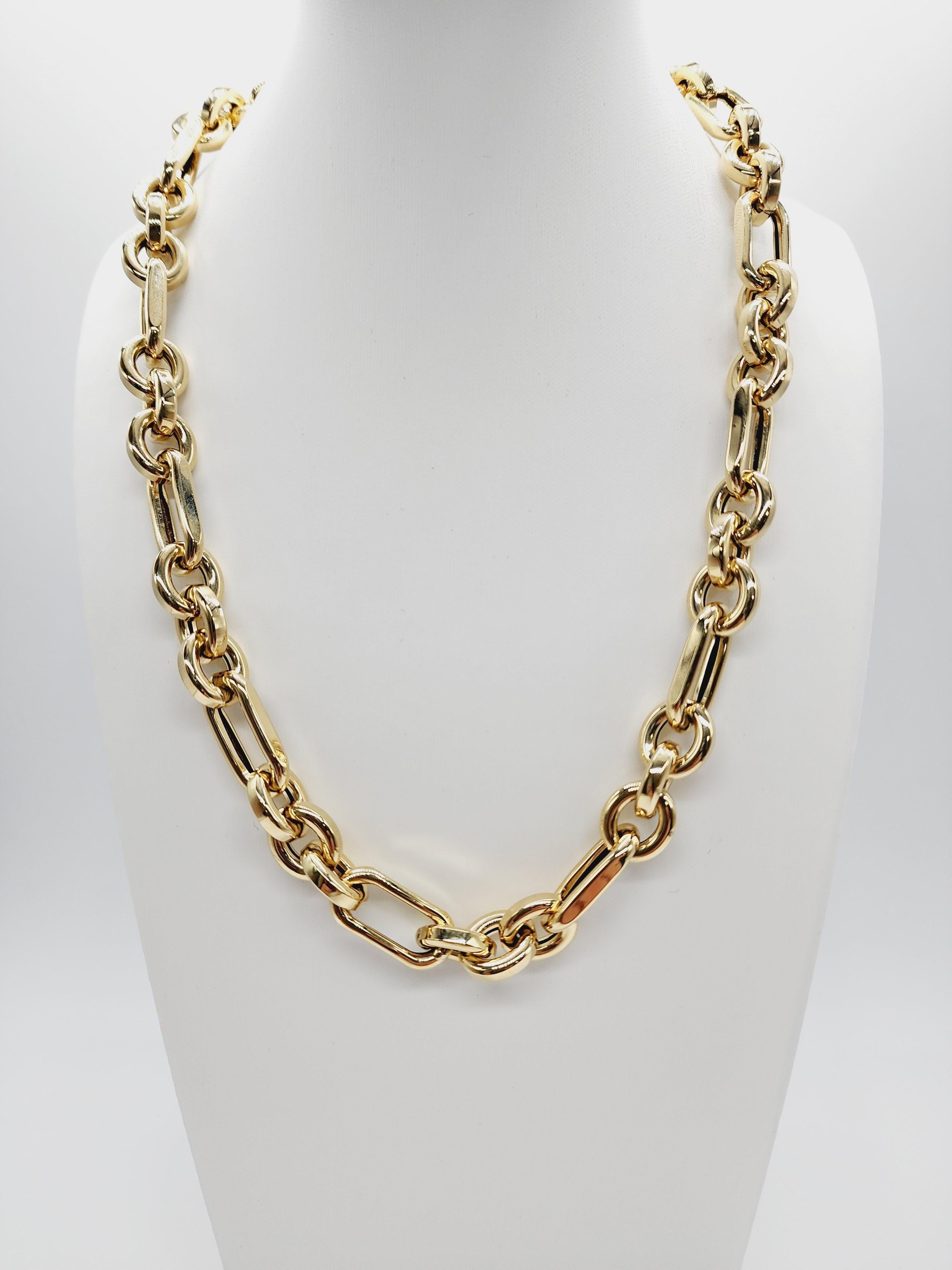 Italian made designer 18k gold extra large/thick box cable link chain necklace in yellow gold. A modern, edgy, and timeless necklace chain.

Links: Approx. 10 mm wide
Weight: 20'' length is approx. 31 grams
Hollow Yellow Chain 18K Yellow Gold.