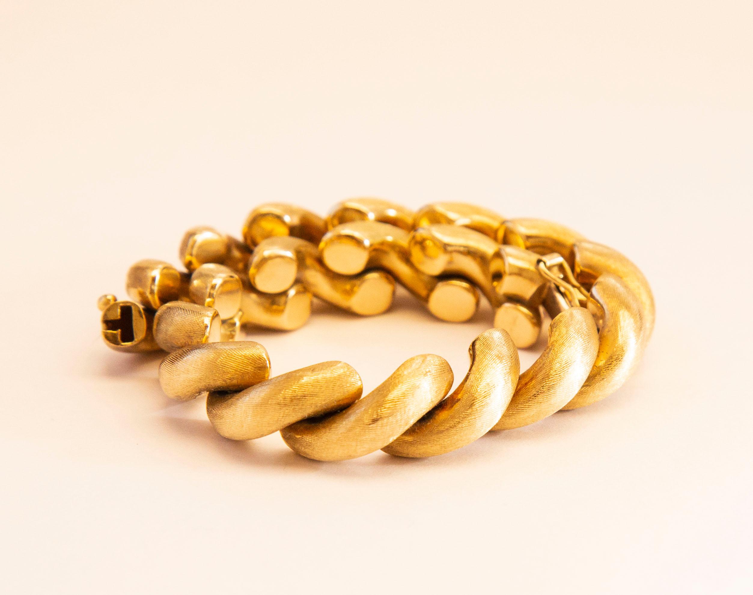 A vintage 18 karat/750 yellow gold half-chain link San Marco Macaroni bracelet with matte and textured finish. The bracelet is very elegant and it will be definitely an eye catcher and a statement bold piece for any woman. It has an insert clasp and