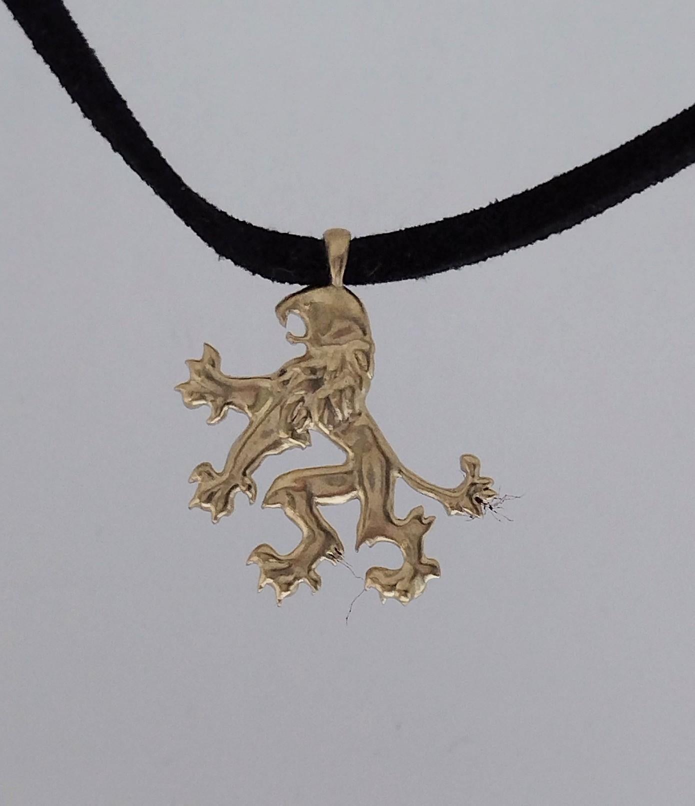 Collier en or jaune 18 carats avec pendentif lion rampant, lion debout prêt à attaquer. Ne vous inquiétez pas, ce n'est qu'un morceau d'or 18 carats.  De mon voyage à vélo à Prague, en République tchèque. Je n'ai pas pu m'empêcher d'économiser une