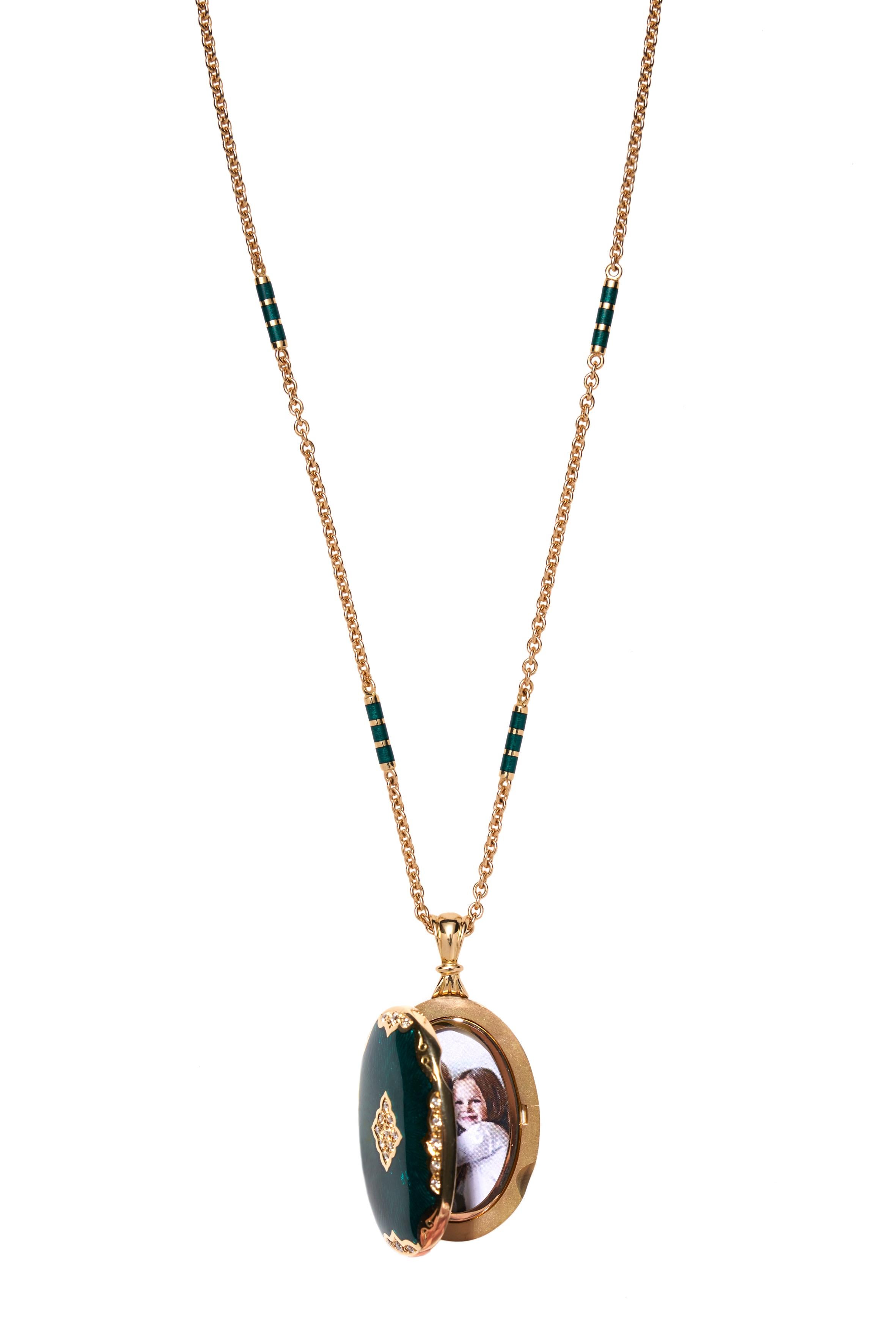 18 Karat gold locket pendant green enamel and diamonds.

Keep your treasure close to your heart; this My Locket is for you alone! The 18 karat yellow gold locket is adorned with vitreous enamel and 0.29 carat of diamonds. It comes on an 18kt gold