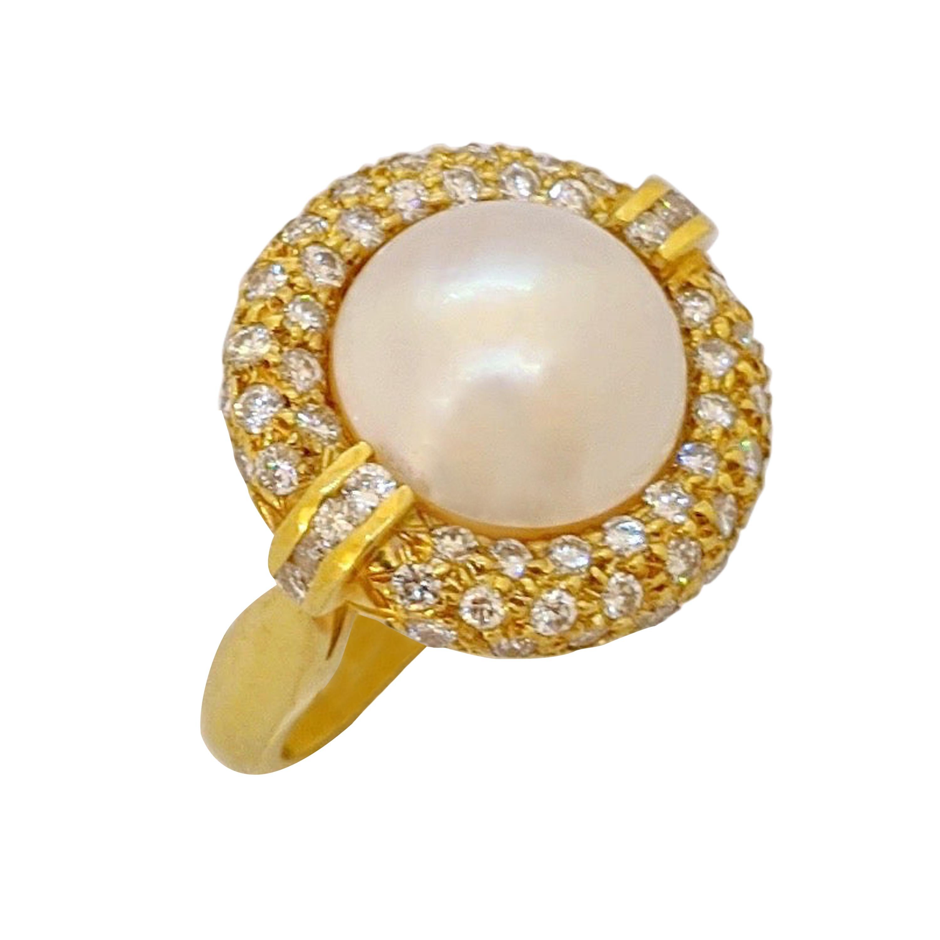 18 Karat Yellow Gold Mabe Pearl Ring with 1.45 Carat Diamond Halo For Sale