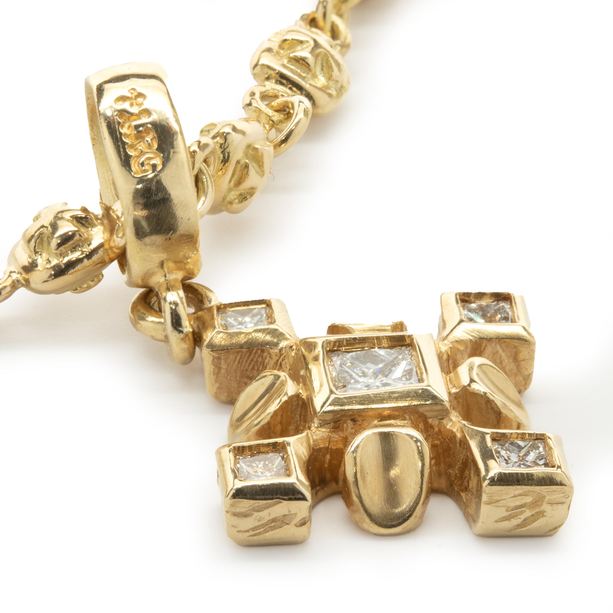 18 Karat Gelbgold Diamant-Halskette mit Malteserkreuz im Zustand „Hervorragend“ in Scottsdale, AZ