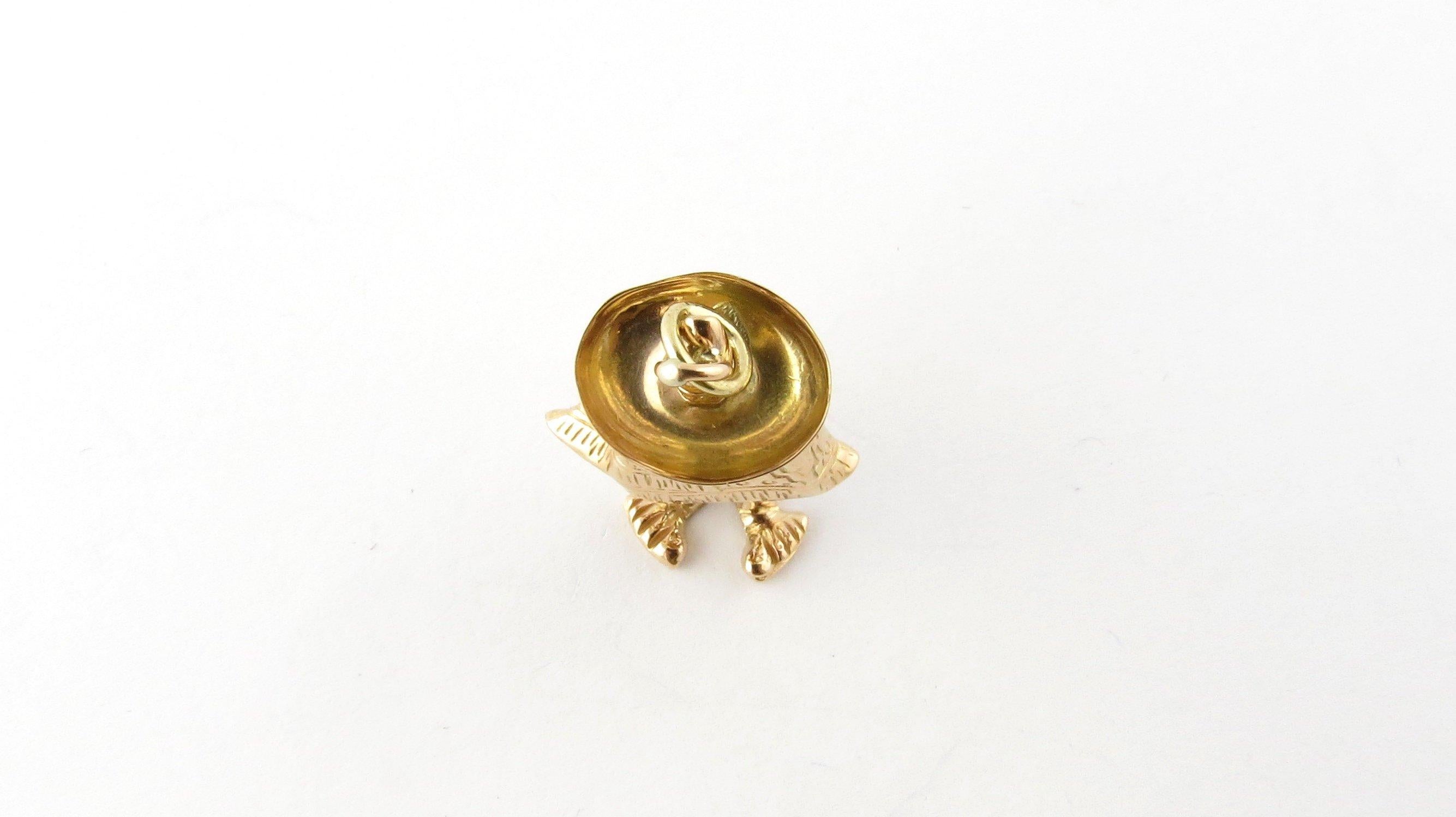Vintage 18 Karat Yellow Gold Man in Mexican Sombrero Charm
Perfect addition to your travel charm collection! 
This adorable charm features a man dressed in traditional sombrero and poncho meticulously detailed in 18K yellow gold. 
Size: 25 mm x 15
