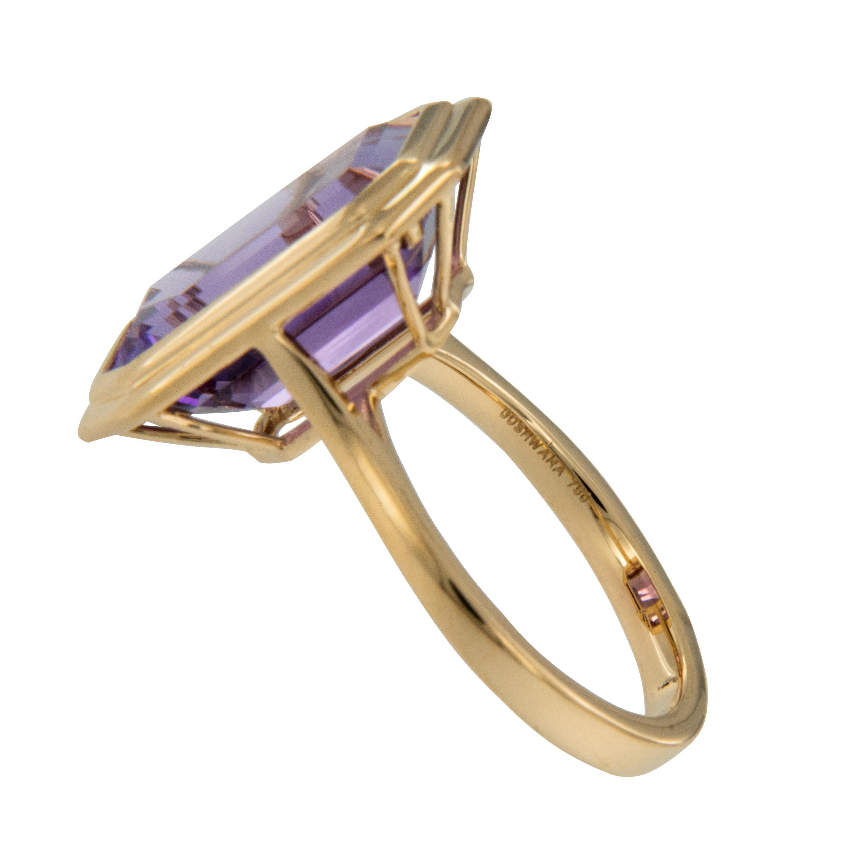 Taille émeraude Bague Manhattan Collection en or jaune 18 carats avec améthyste de 6,70 carats de Goshwara en vente