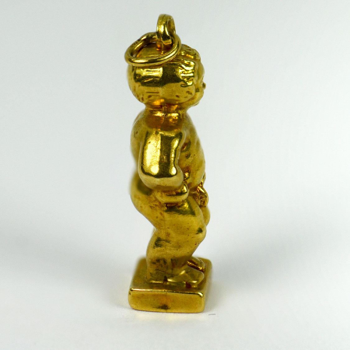  Ein Anhänger aus 18 Karat (18K) Gelbgold, der dem niederländischen Wahrzeichen, der Manneken Pis-Statue von Brüssel, nachempfunden ist. Gestempelt 750 mit der Eulenmarke für französischen Import und 18 Karat Gold.

Abmessungen: 2.5 x 1 x 0,6 cm