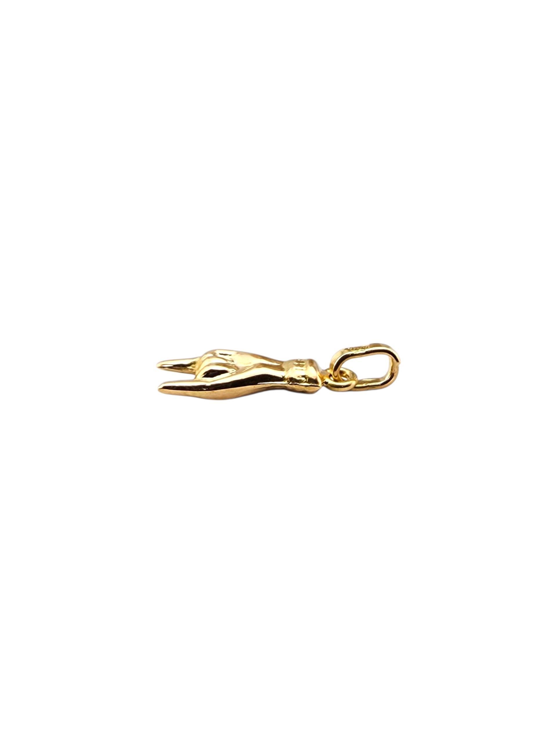 Ciondolo in oro giallo 18k Mano Cornuto Portafortuna

Questo ciondolo Mano Cornuto in oro giallo 18 carati brilla di un simbolismo audace, un potente charme di protezione e fortuna.

Marchio di garanzia: 750

Peso: 1 g/ 0,6 dwt.

Dimensioni: 23,5 mm