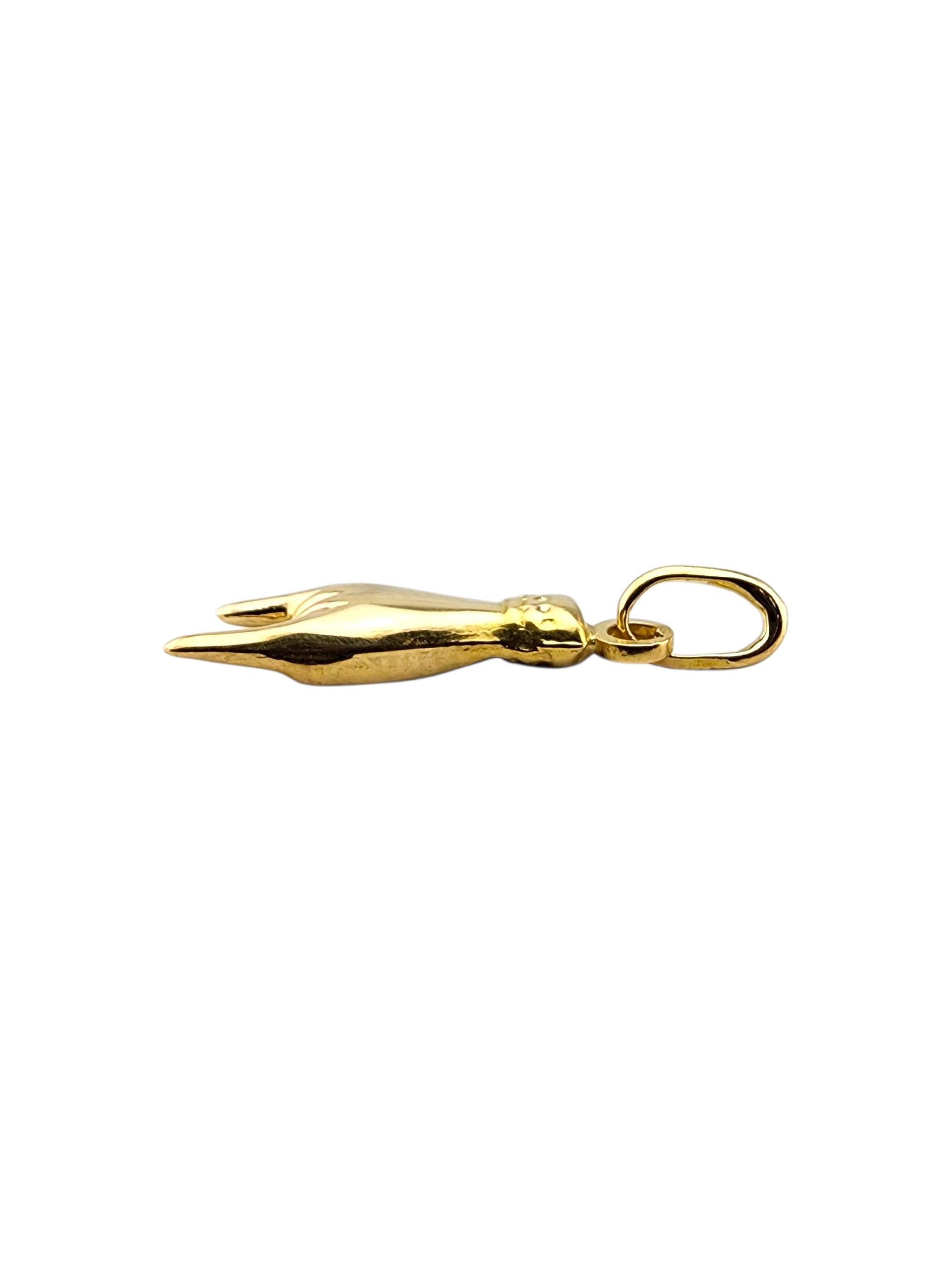 Ciondolo portafortuna Mano Cornuto in oro giallo 18 carati

Questo ciondolo Mano Cornuto in oro giallo 18k sfoggia un audace simbolo di protezione, forza e fortuna.

Marchio di fabbrica: Italia

Test XRF per 18K

Peso: 0,9 g/ 0,6 dwt.

Dimensioni: