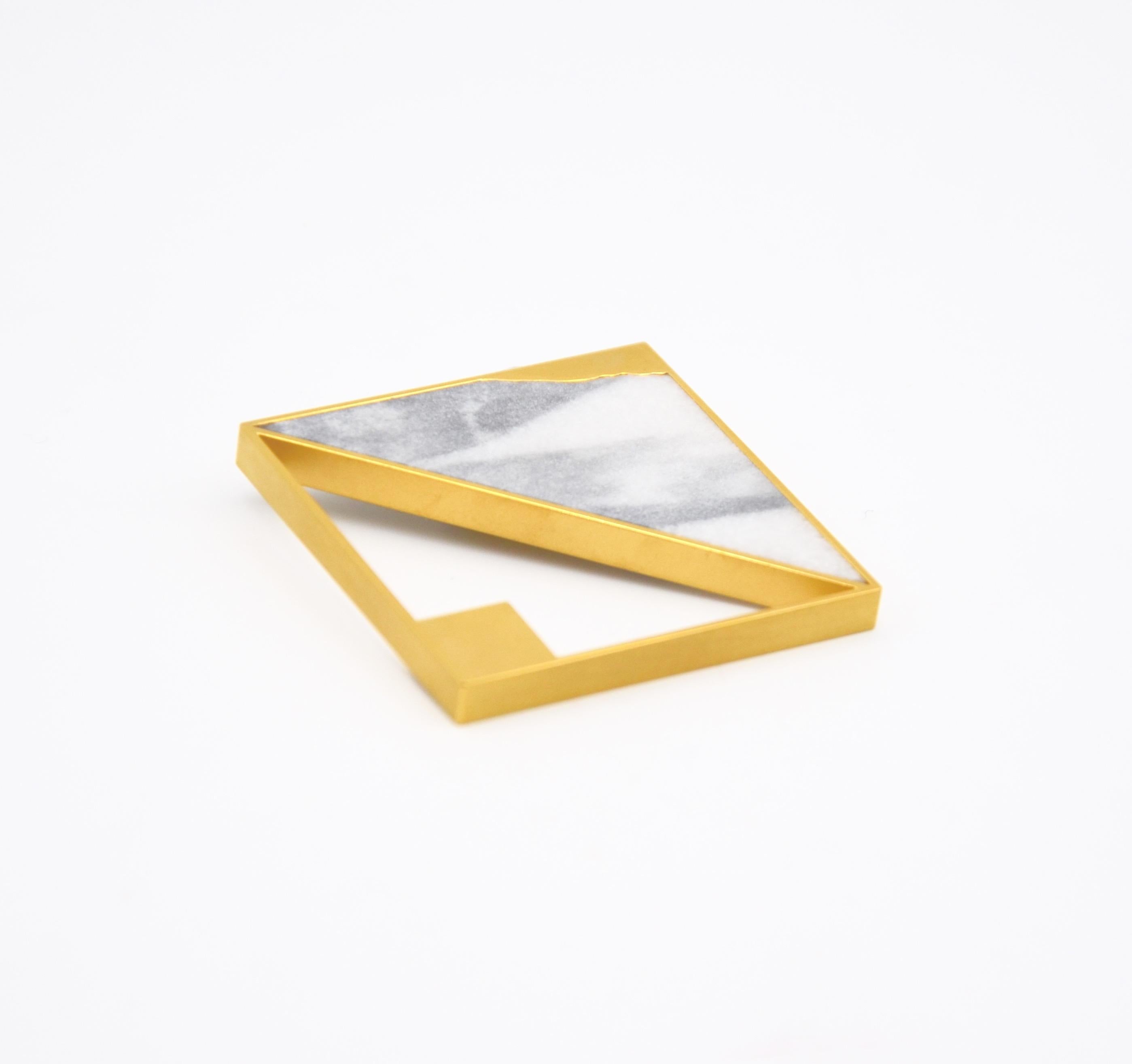Contemporary 18 Karat Yellow Gold Marble Pendant For Sale 2