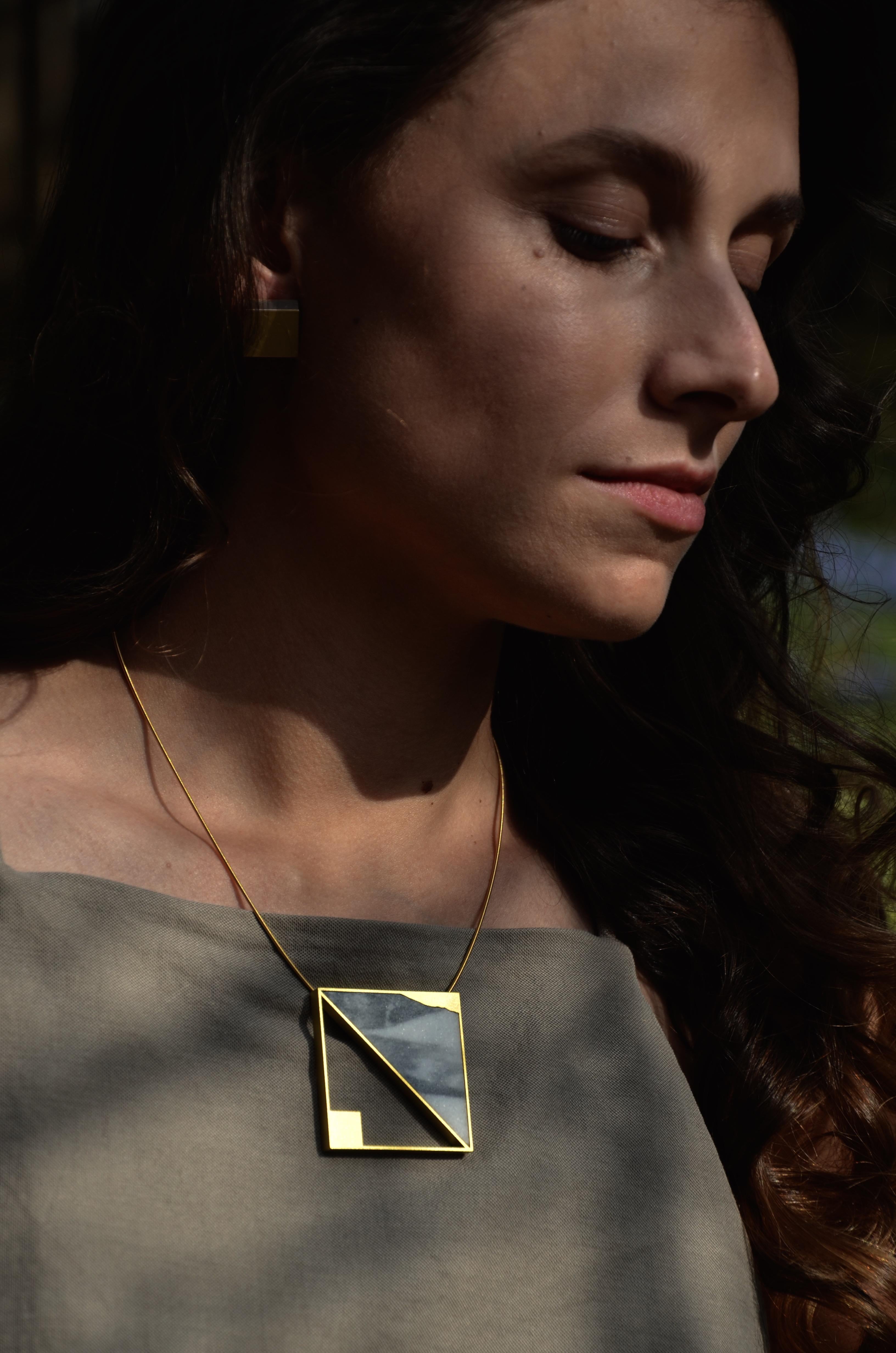Contemporary 18 Karat Yellow Gold Marble Pendant For Sale 3