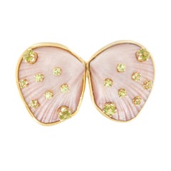 Broche en or jaune 18 carats Marguerite Stix en coquillage et péridot