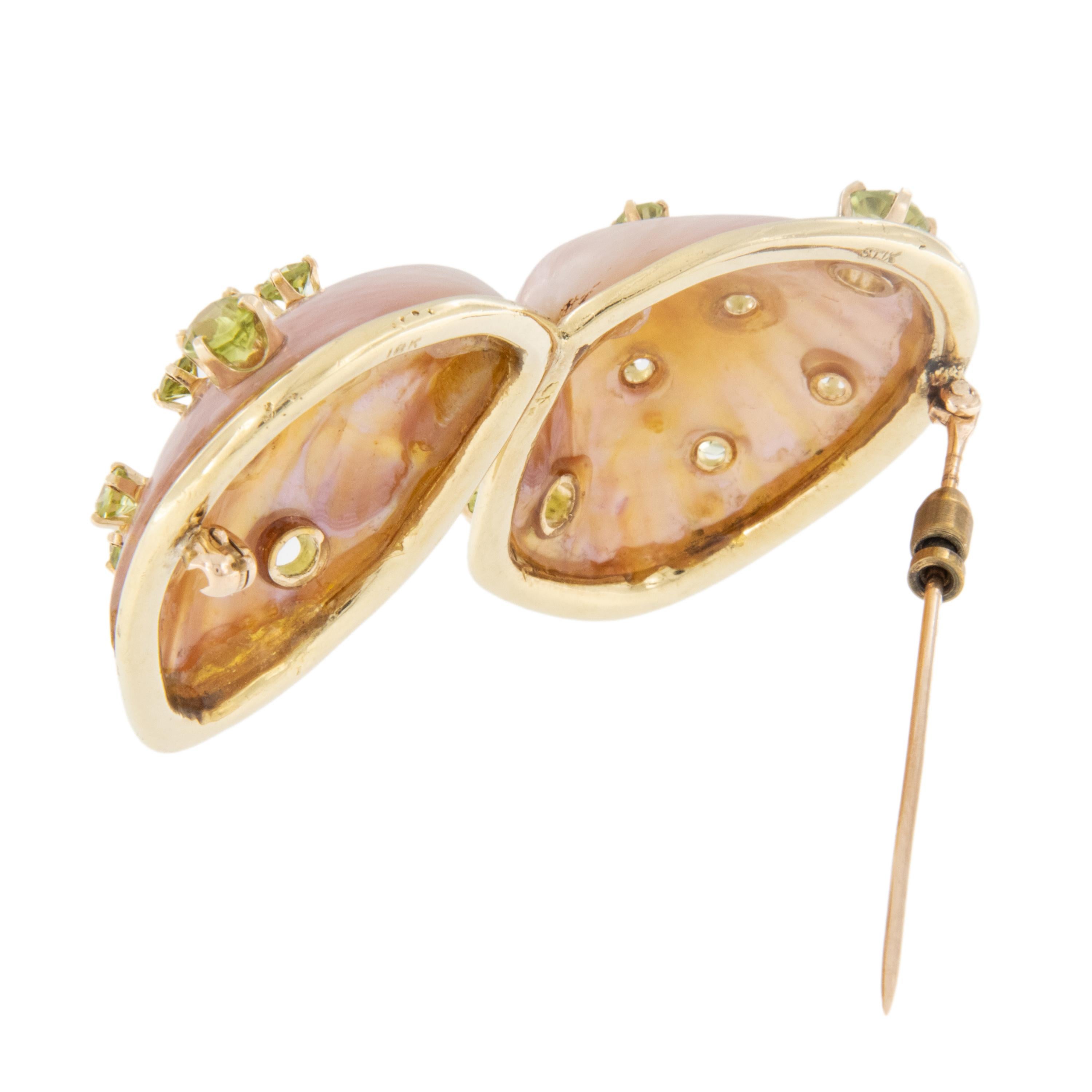 Contemporain Broche en or jaune 18 carats Marguerite Stix en coquillage et péridot en vente
