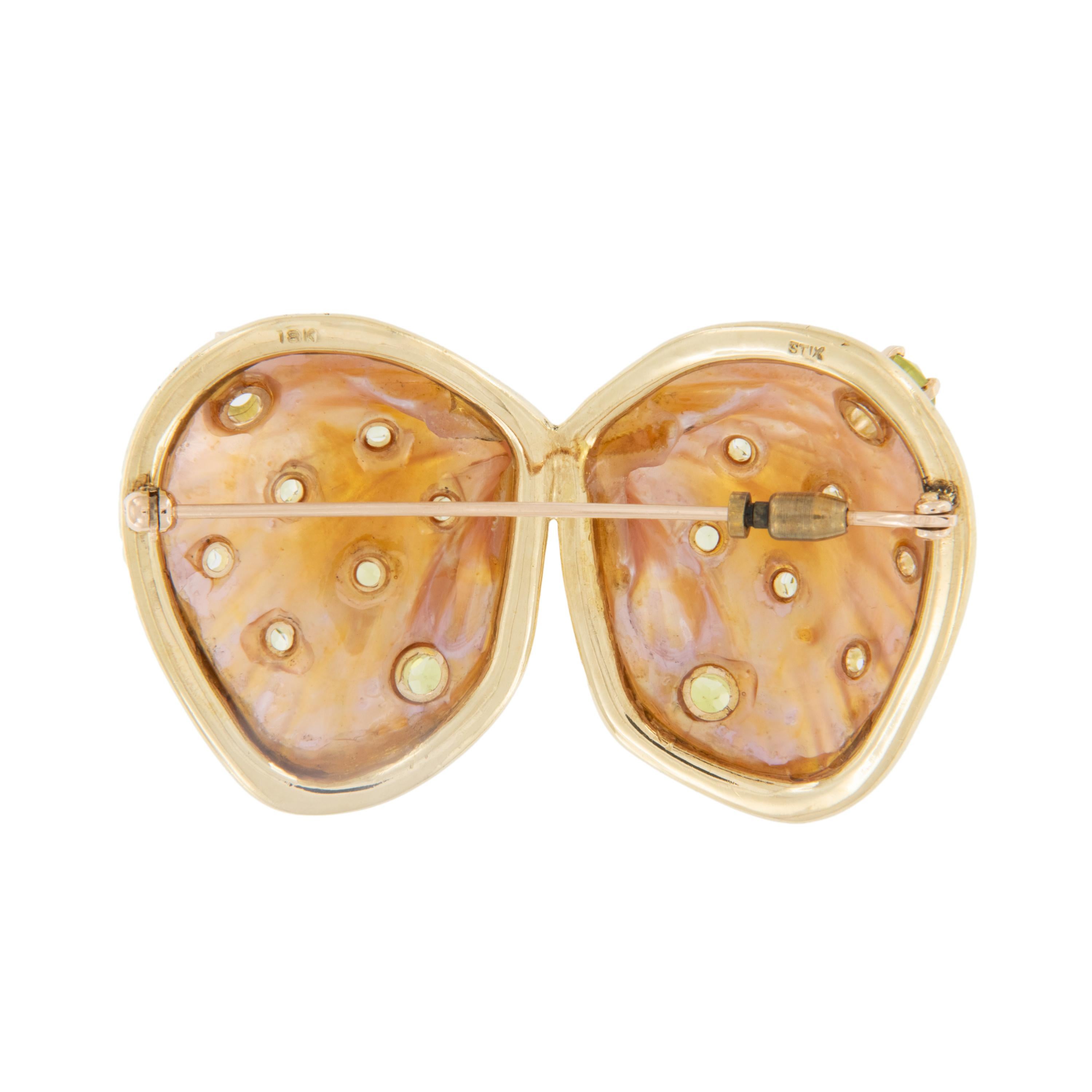 Taille ronde Broche en or jaune 18 carats Marguerite Stix en coquillage et péridot en vente