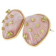 18 Karat Gelbgold Marguerite Stix Muschel- und Peridot-Brosche