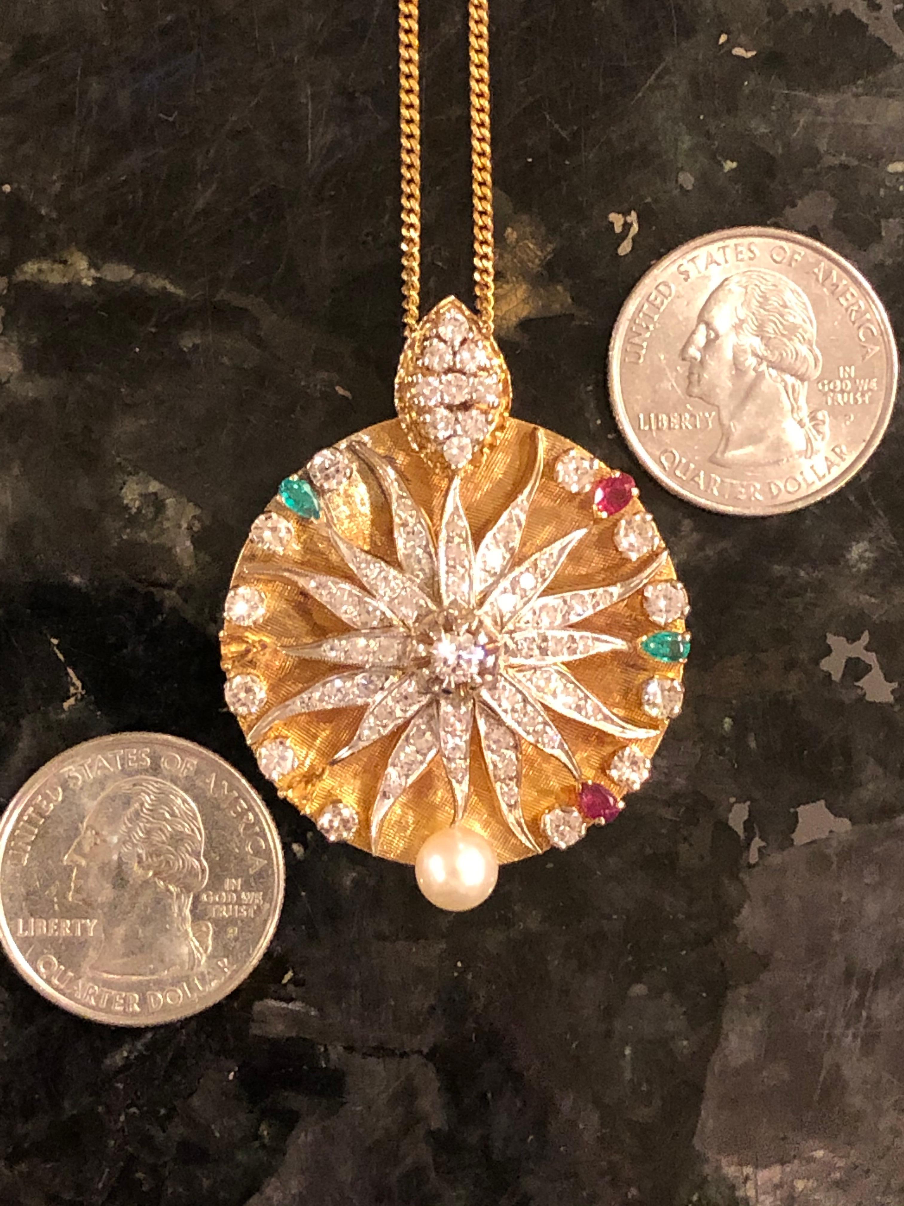 Collier pendentif de style médaillon en or jaune 18 carats avec diamants et perles en vente 8