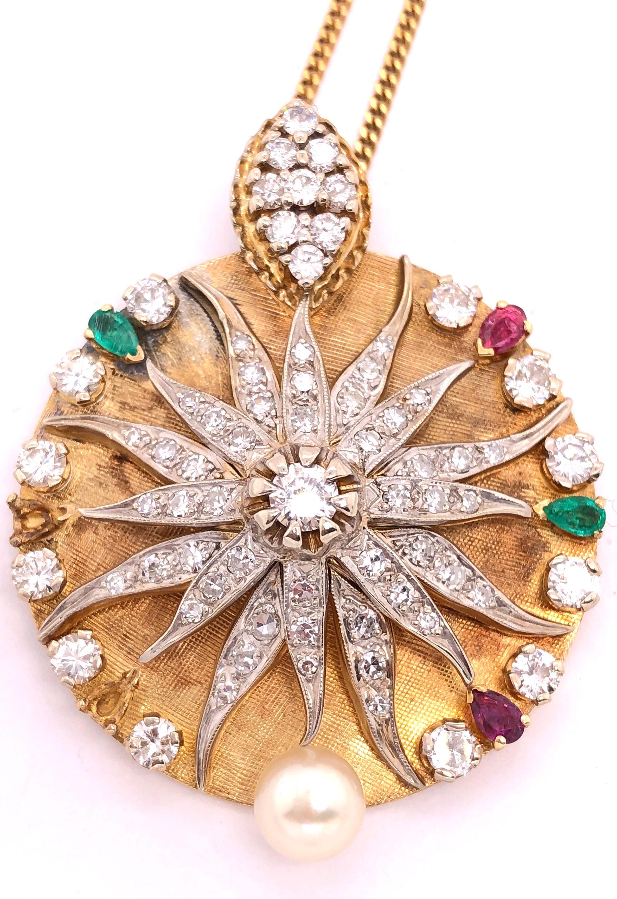 collier pendentif médaillon en or jaune 18 carats avec diamants et perle. 
Cette pièce personnalisée finement réalisée pèse 29,6 grammes et mesure un impressionnant 50,5 mm de haut sur 39 mm de large, avec un poids total de diamants de 2,5 cts . La