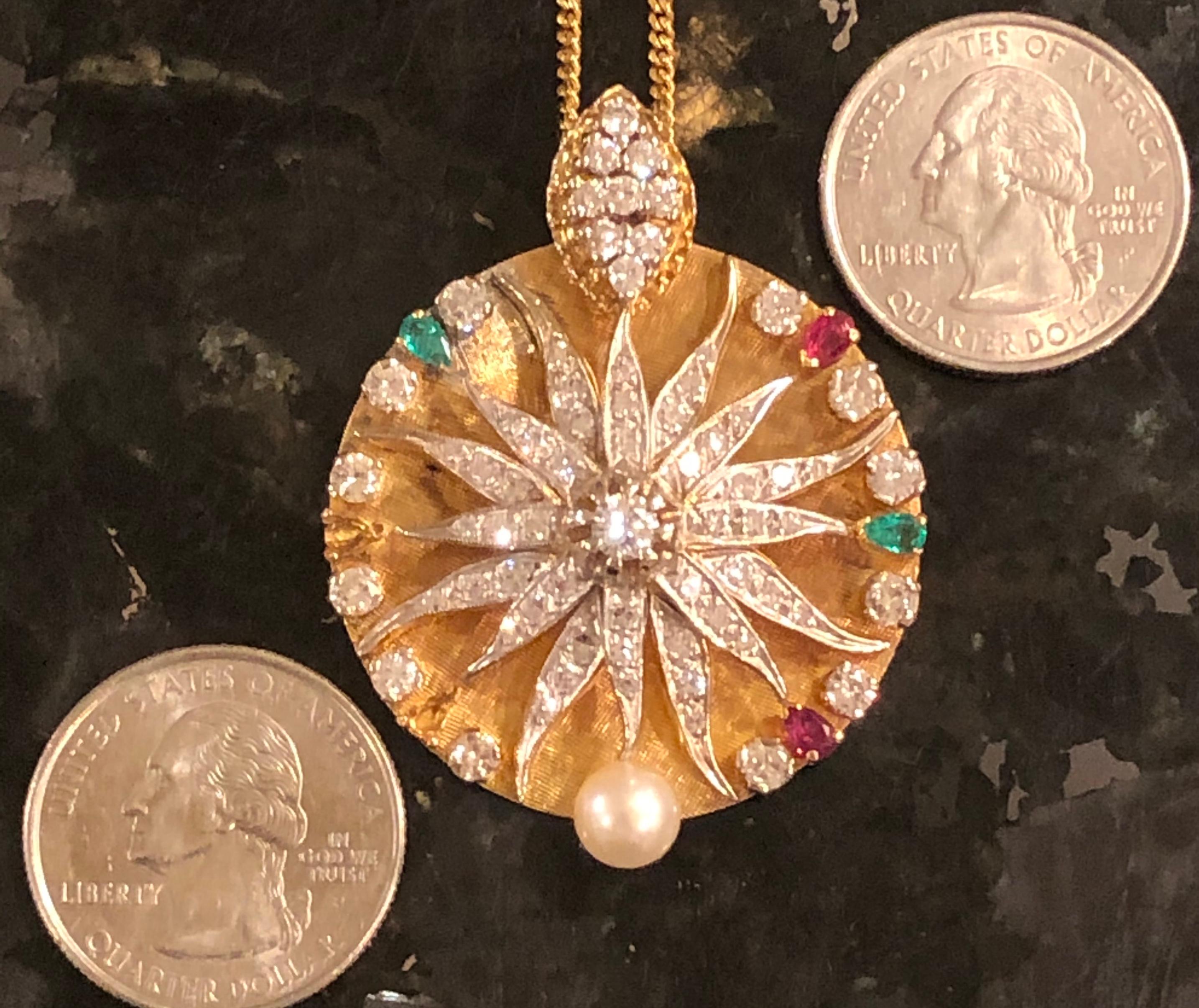 Collier pendentif de style médaillon en or jaune 18 carats avec diamants et perles en vente 1