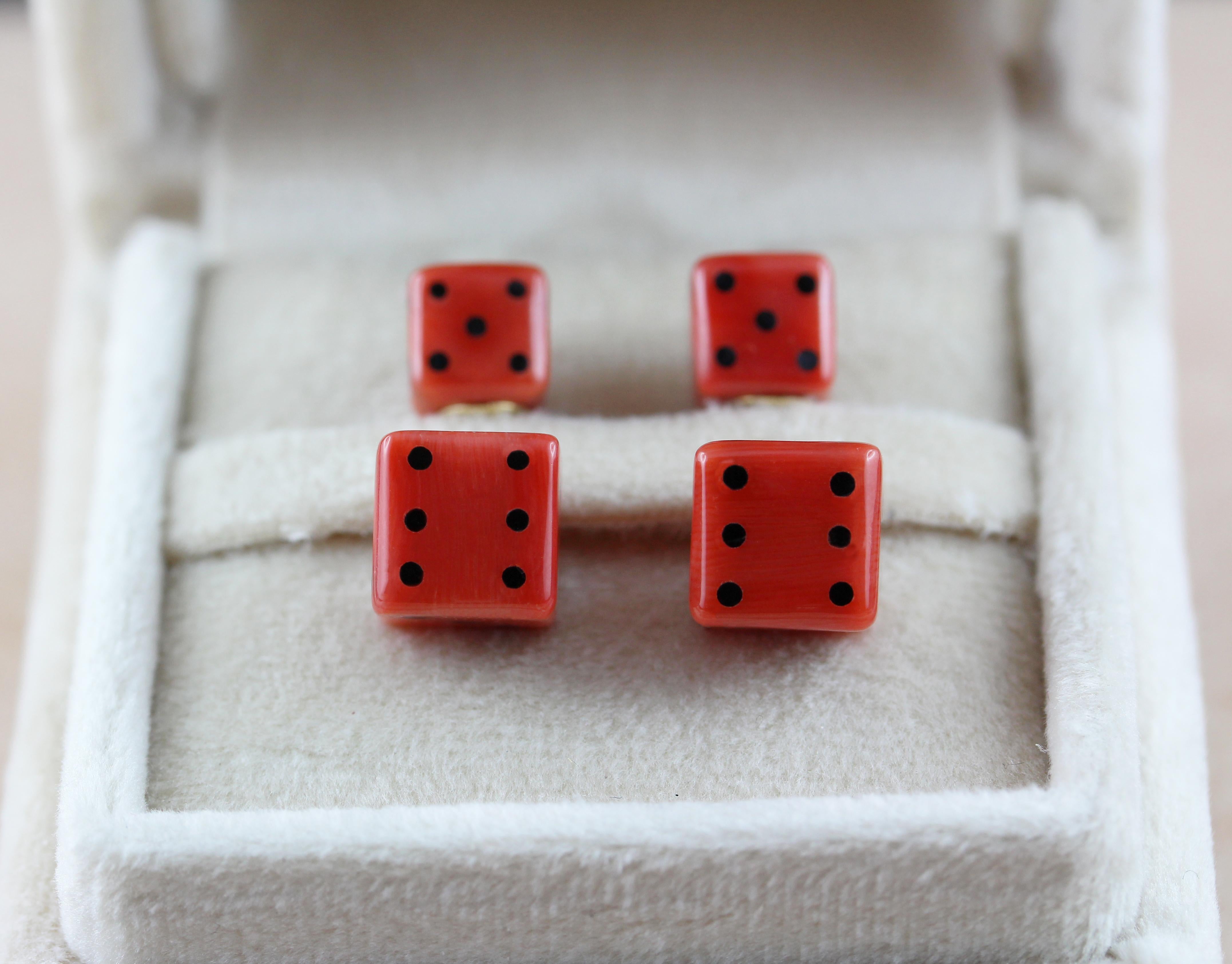 18 Karat Yellow Gold Mediterranean Coral Onyx Playing Dice Cufflinks In New Condition For Sale In Milano, IT