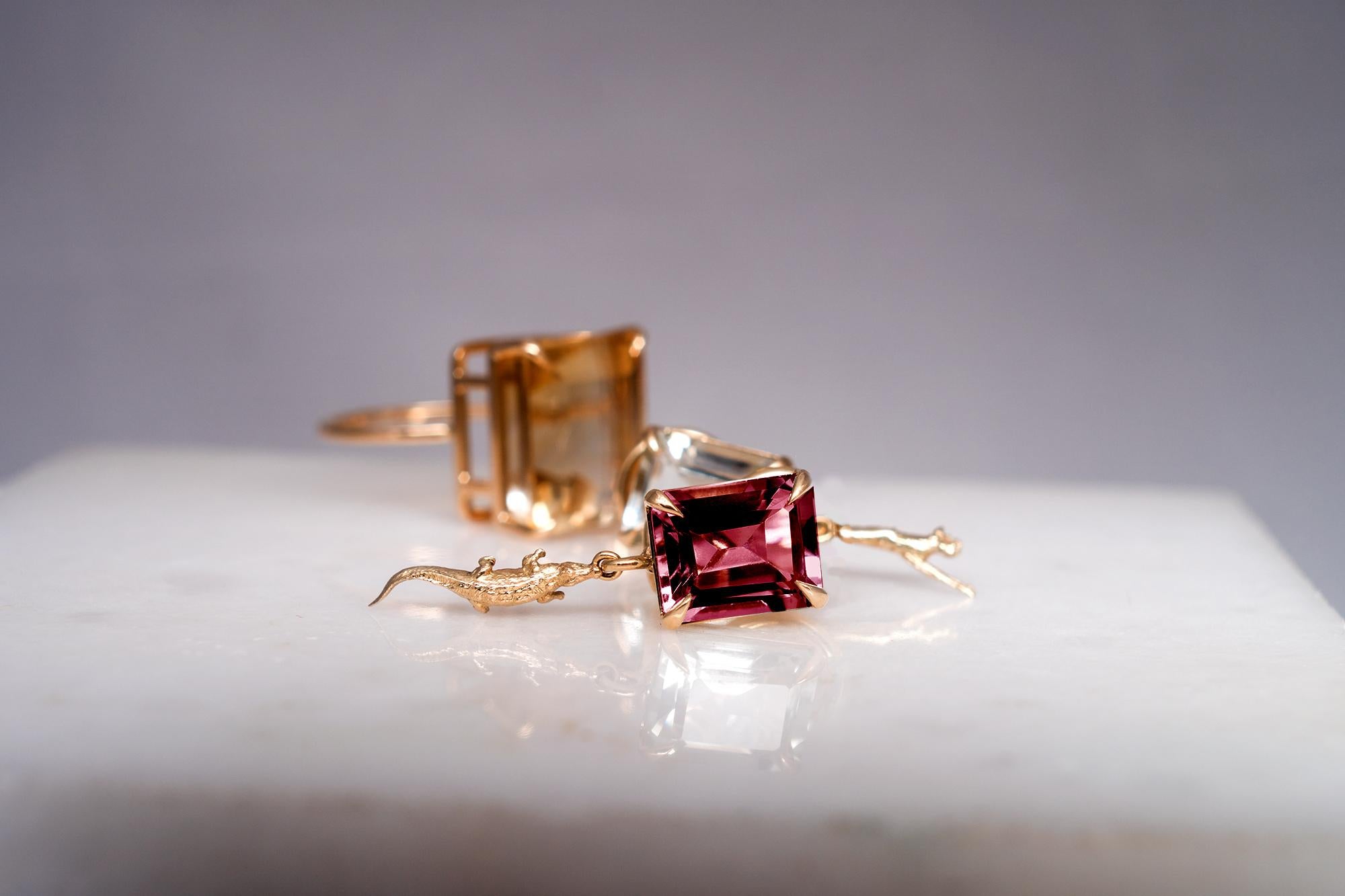 Eighteen Karat Yellow Gold Mesopotamia Contemporary Brooch with Pink Rhodolite For Sale 3