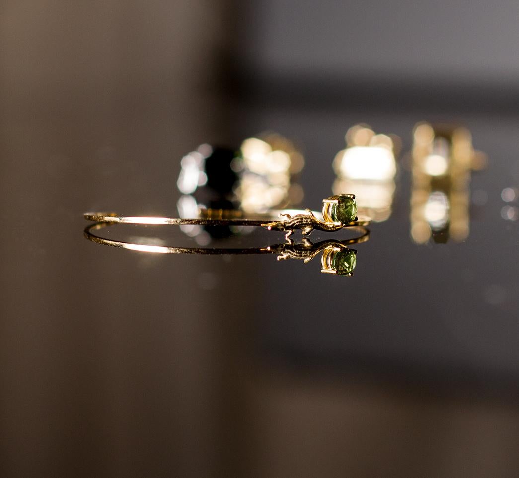 Oval Cut Eighteen Karat Yellow Gold Contemporary Bracelet with Green Sapphire For Sale