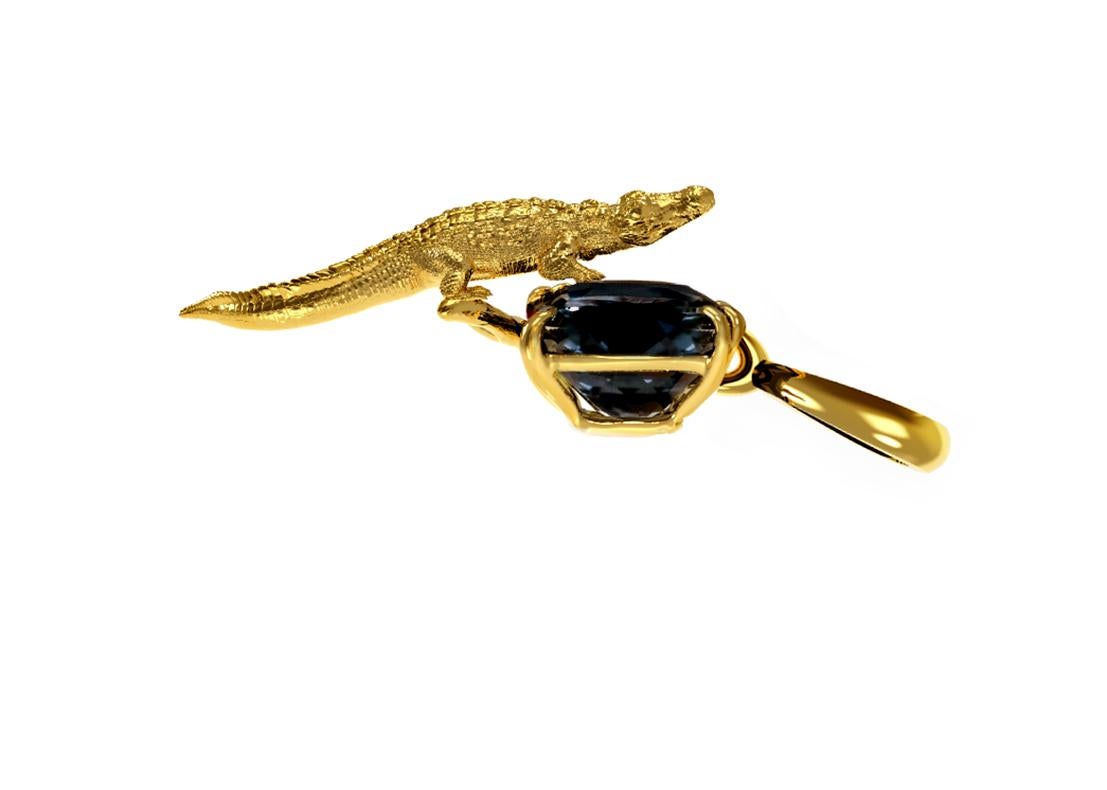 Collier pendentif Mesopotamian en or jaune 18 carats avec 4 carats. Saphir coussin en vente 8