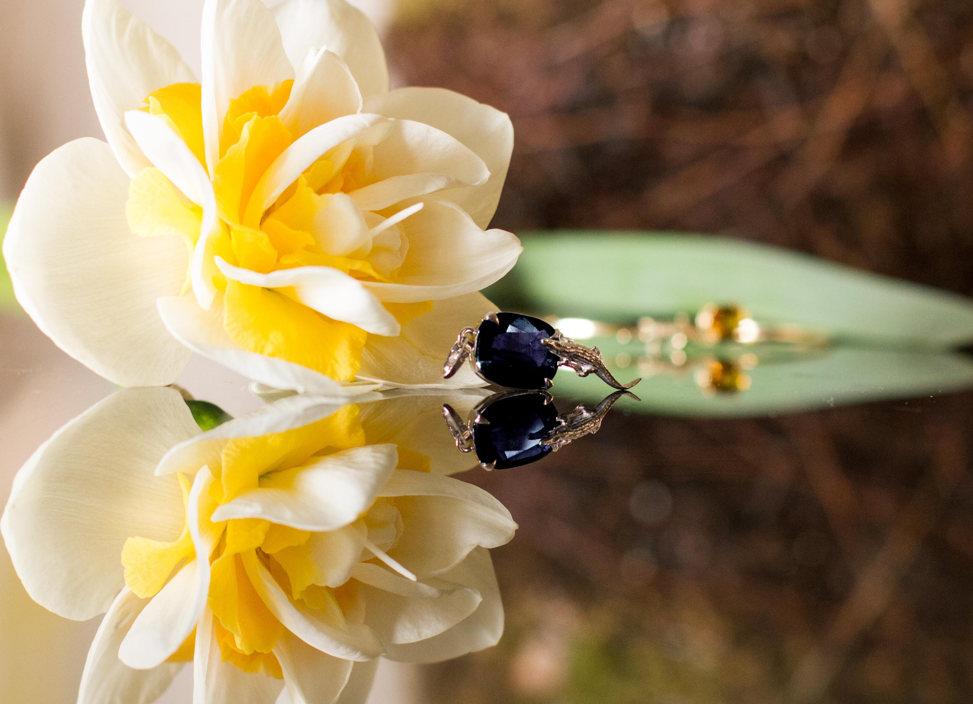 Women's or Men's Eighteen Karat Yellow Gold Pendant Necklace with Four Carats Cushion Sapphire For Sale