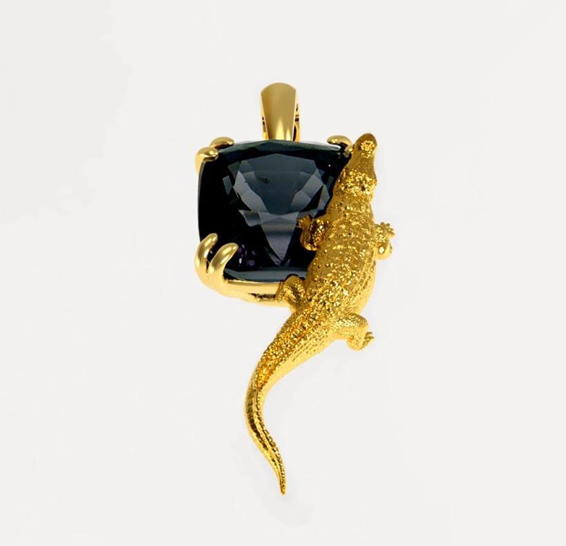 Eighteen Karat Yellow Gold Mesopotamian Pendant Necklace with Dark Blue Sapphire For Sale 4