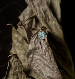 Collana con ciondolo Mesopotamico in oro giallo a diciotto carati e tormalina Paraiba
