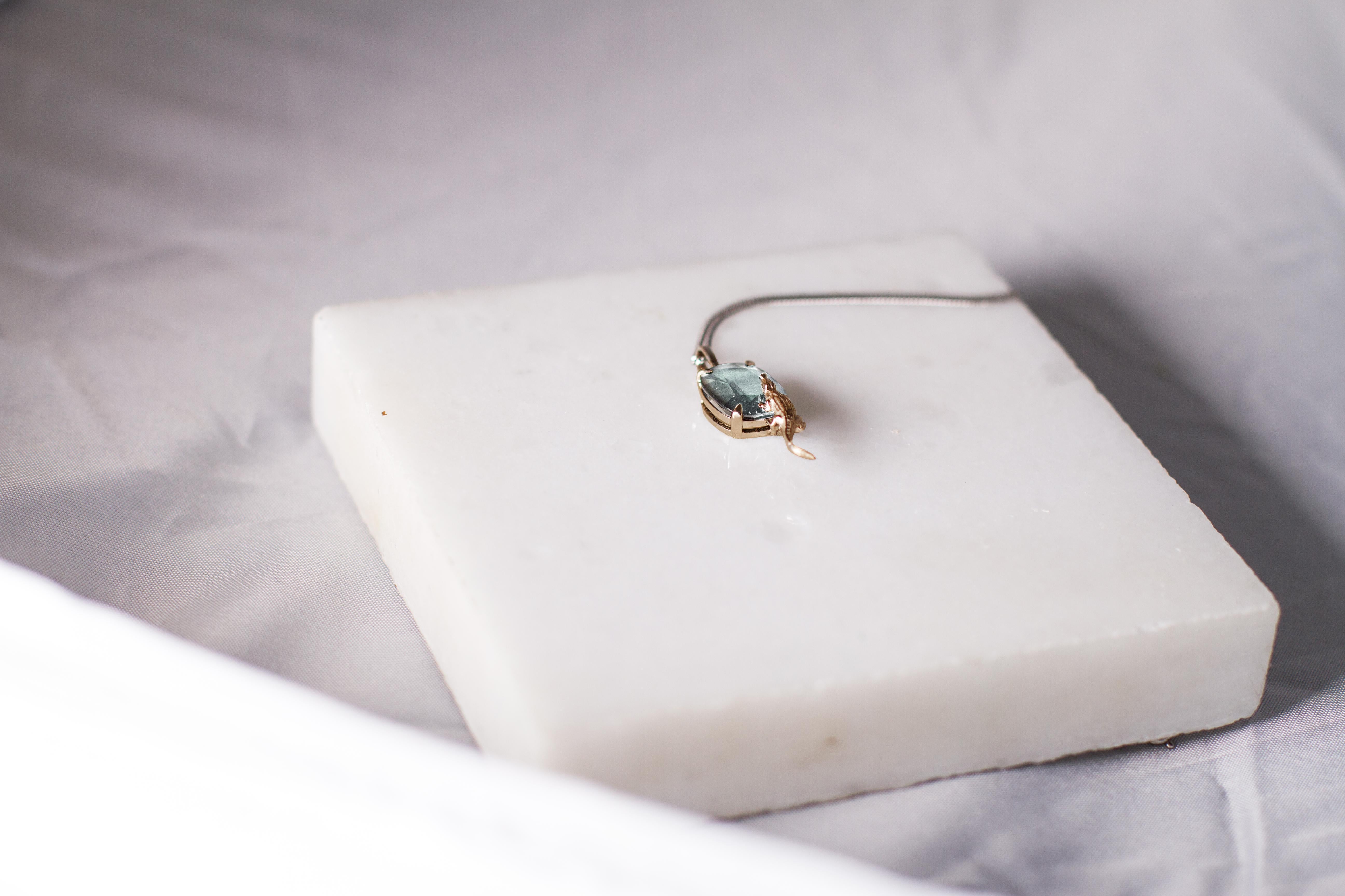 Taille coussin Collier pendentif en or jaune dix-huit carats avec tourmaline Paraiba en vente