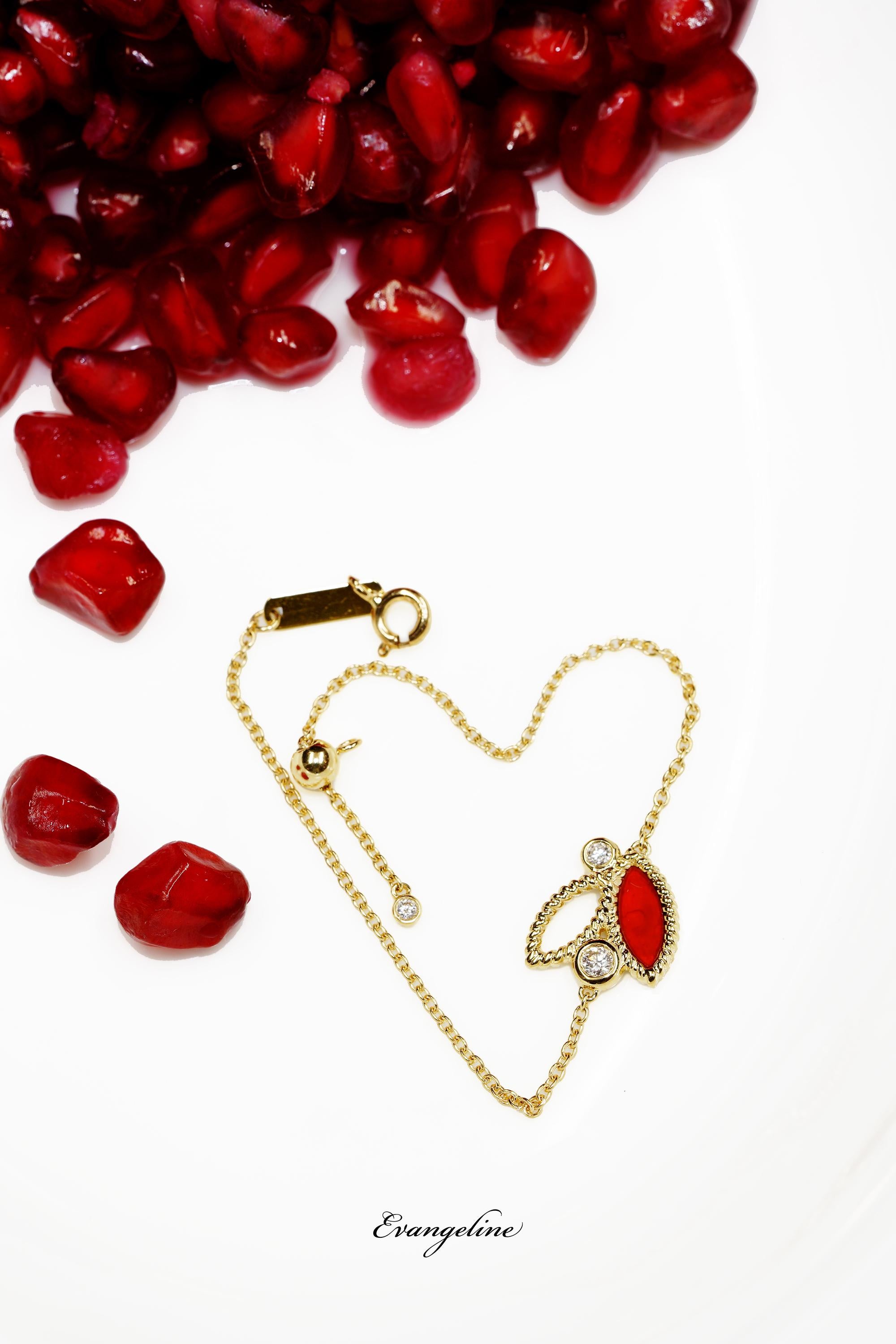 18k yellow gold, 2.9g.  
3 Diamonds, Total Carat Weight: 0.12ct 
Stone: Carnelian

This charming mini bracelet is the ideal piece for any occasion. As the latest addition to the popular Q Garden collection, the Mini Q Garden collection includes