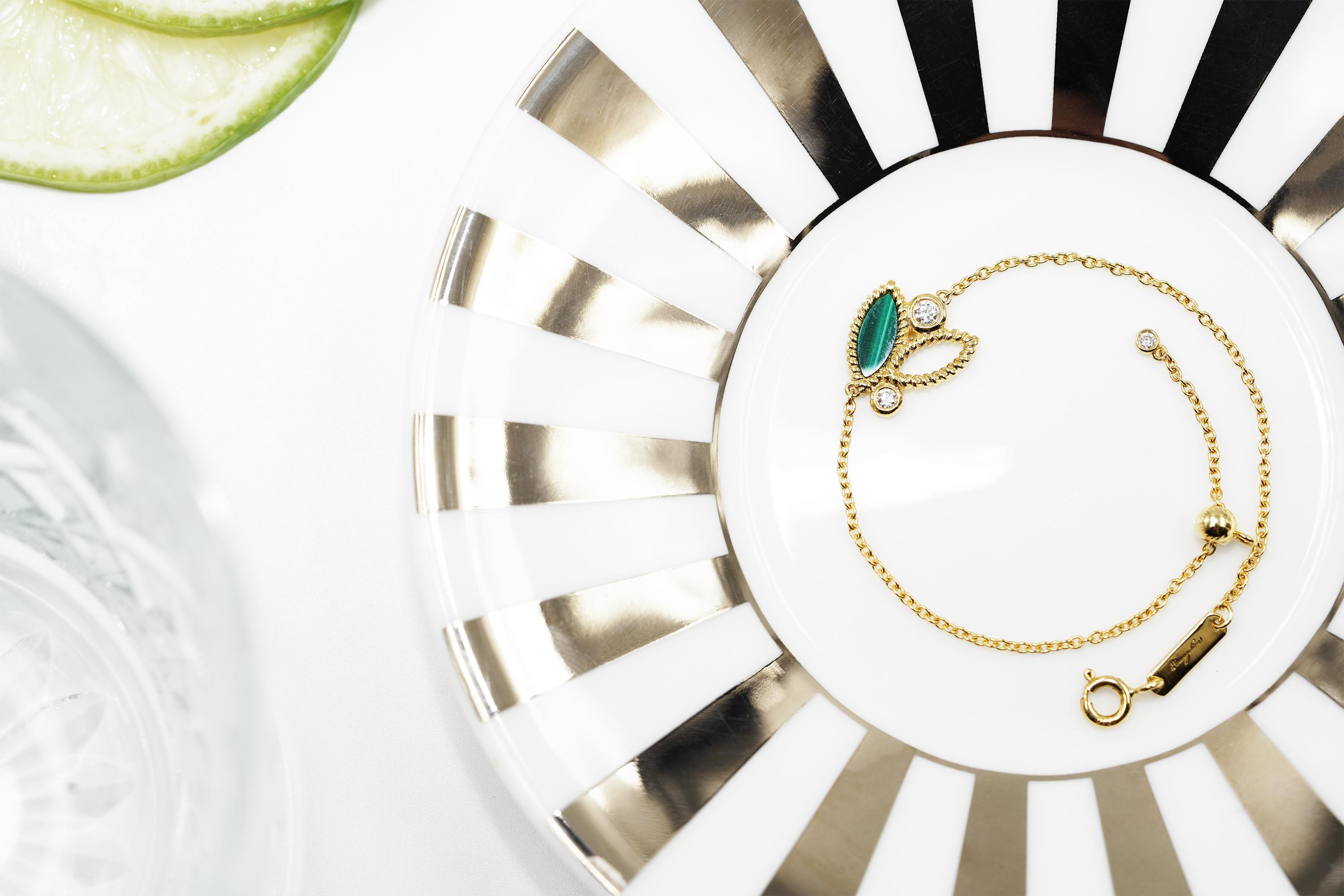 18k yellow gold, 2.9g.  
3 Diamonds, Total Carat Weight: 0.12ct 
Stone: Malachite

This charming mini bracelet is the ideal piece for any occasion. As the latest addition to the popular Q Garden collection, the Mini Q Garden collection includes