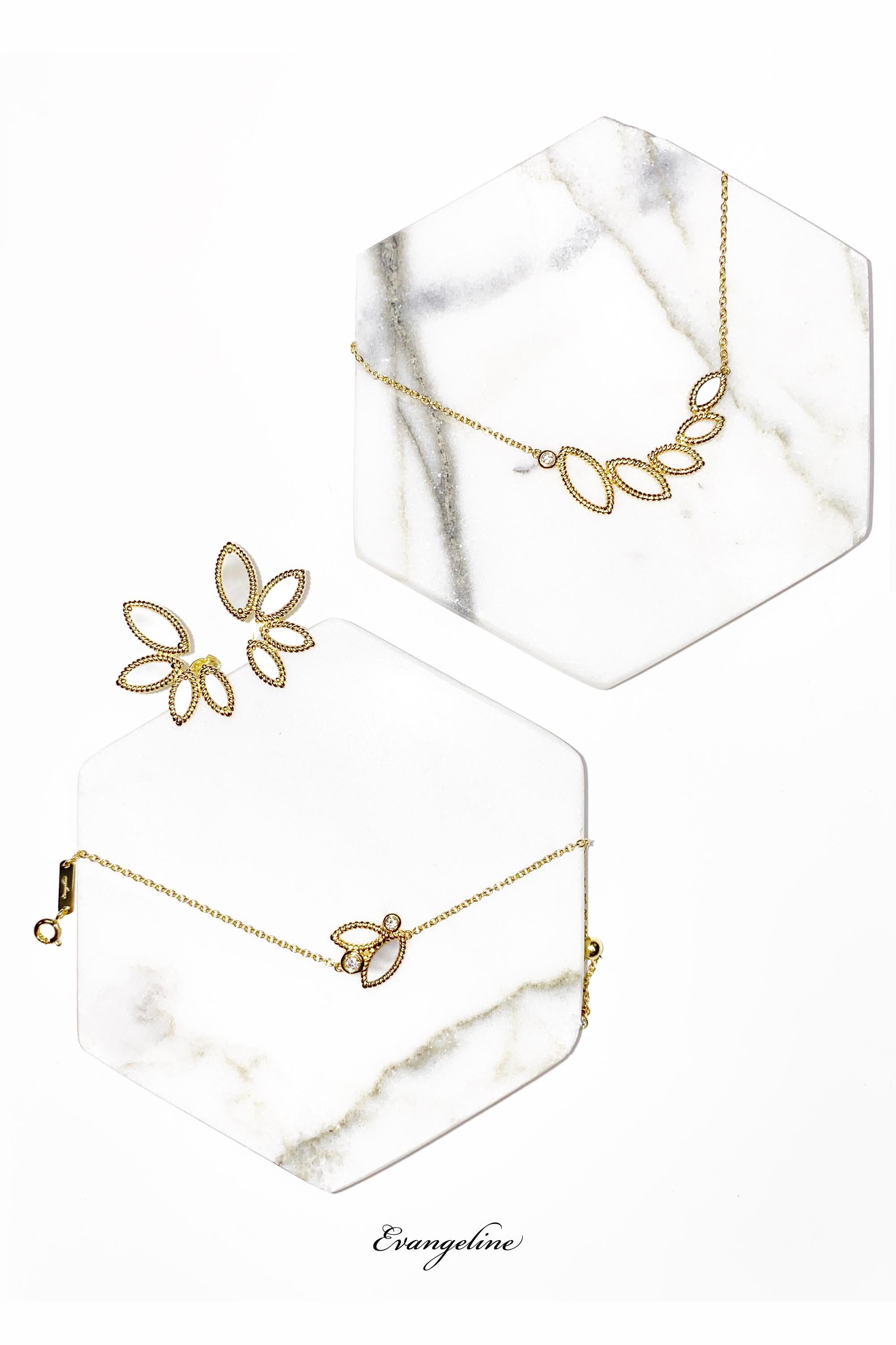 18k yellow gold, 5.8g. 
Stone: Mother of Pearl 

These charming mini Q Garden earrings are ideal for any occasion. As the latest addition to the popular Q Garden collection, the Mini Q Garden collection includes bracelets, earrings, and necklaces,