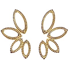 Mini boucles d'oreilles Q Garden en or jaune 18 carats avec diamants et nacre