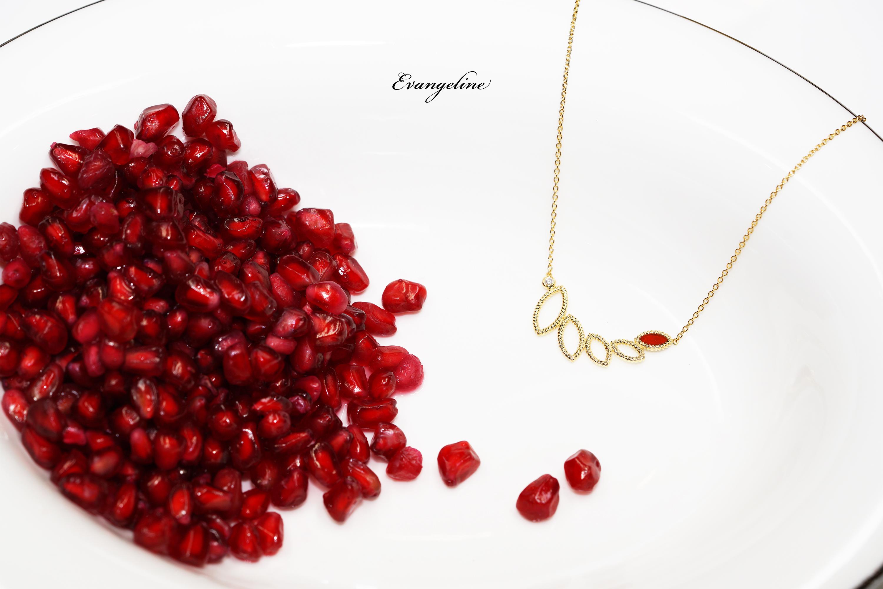 18k yellow gold, 5.4g.  
2 Diamonds, Total Carat Weight: 0.06ct
Stone: Carnelian

This charming necklace is the ideal piece for any occasion. As the latest addition to the popular Q Garden collection, the Mini Q Garden collection includes bracelets,