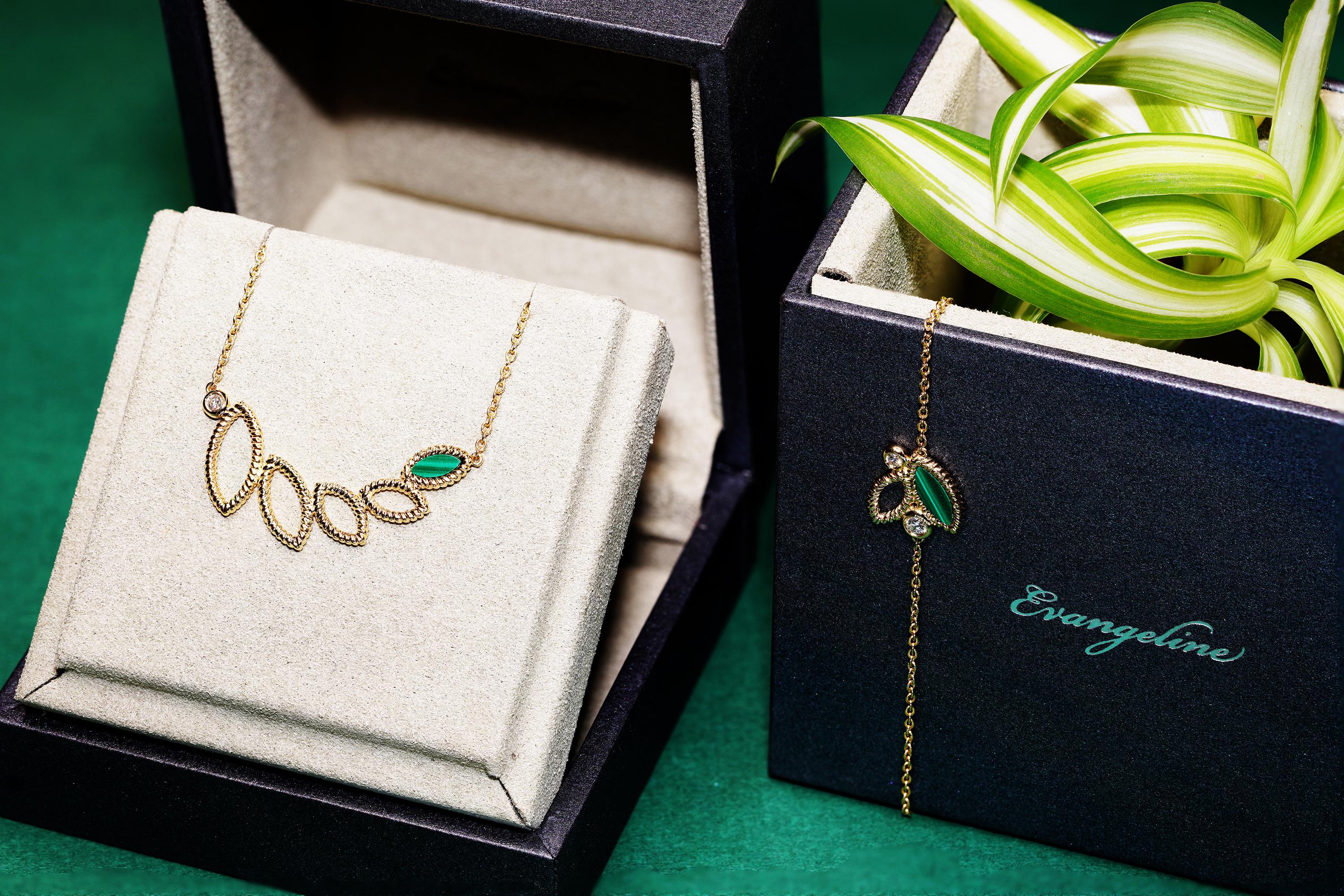 Contemporary 18 Karat Yellow Gold Mini Q Garden Necklace with Diamonds and Malachite For Sale