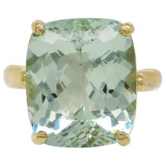 18 Karat Yellow Gold Mint Green Beryl Cocktail Dinner Ring