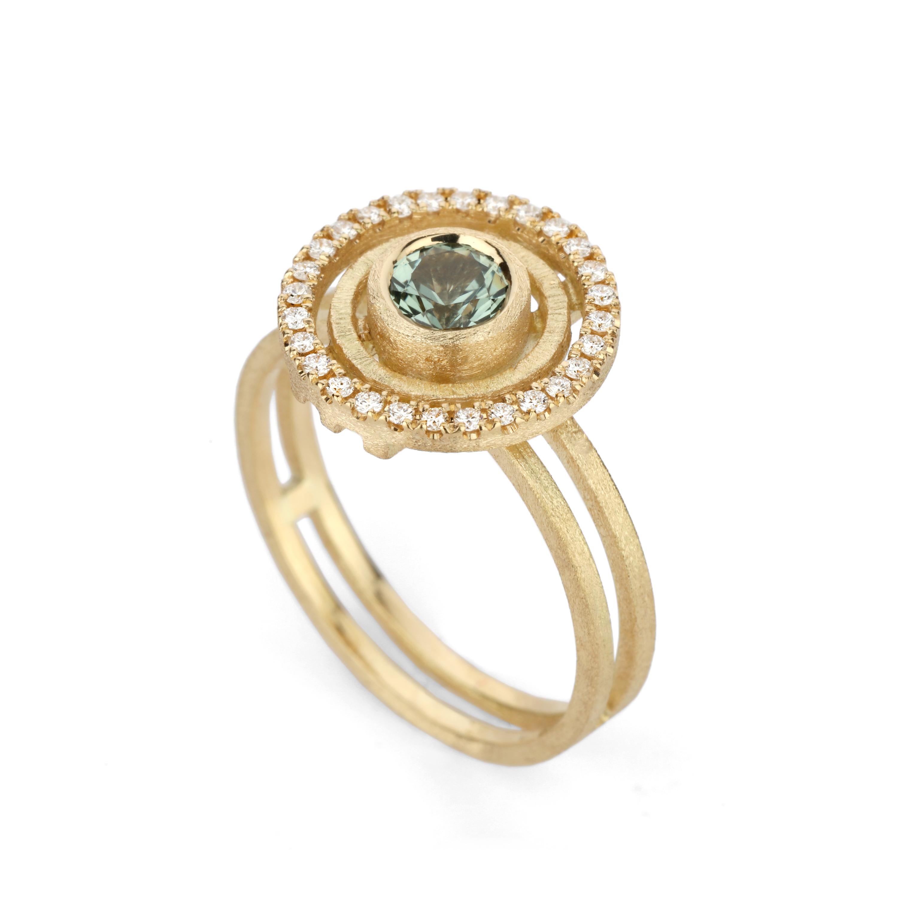 Contemporary 18 Karat Yellow Gold Mint Green Sapphire Diamond Solar Ring For Sale