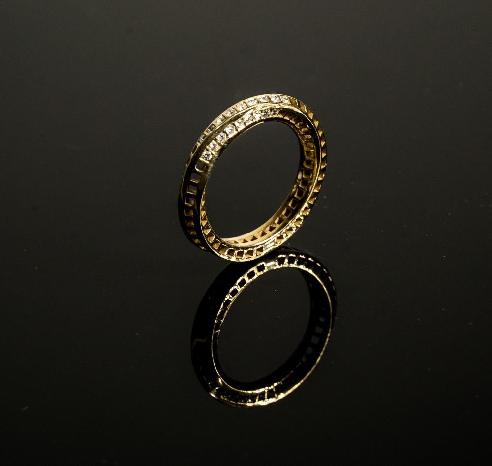18 Karat Yellow Gold Mobius Band, Squares Holes Set with 18 VS White Diamonds In New Condition For Sale In Herzeliya, IL