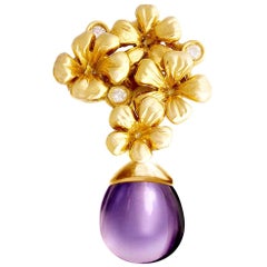 Collana con ciondolo artigianale in stile moderno in oro giallo a diciotto carati con diamanti