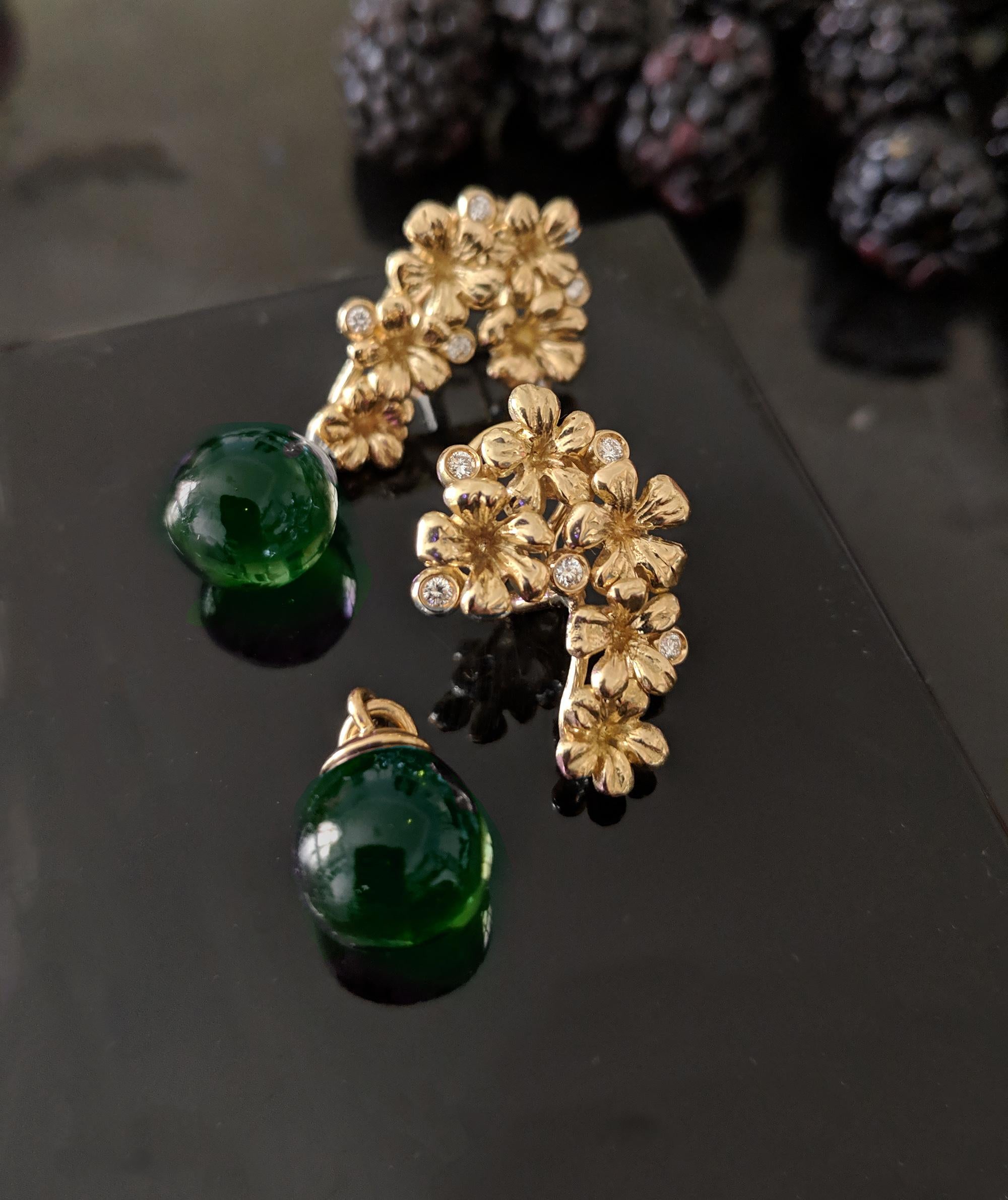 Taille ronde Boucles d'oreilles fleurs modernes en or jaune 18 carats avec diamants naturels en vente