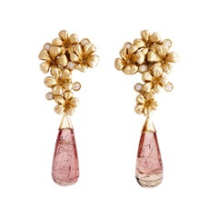 Moderne Cocktail-Ohrringe aus 18 Karat Gelbgold mit Diamanten und rosa Turmalin