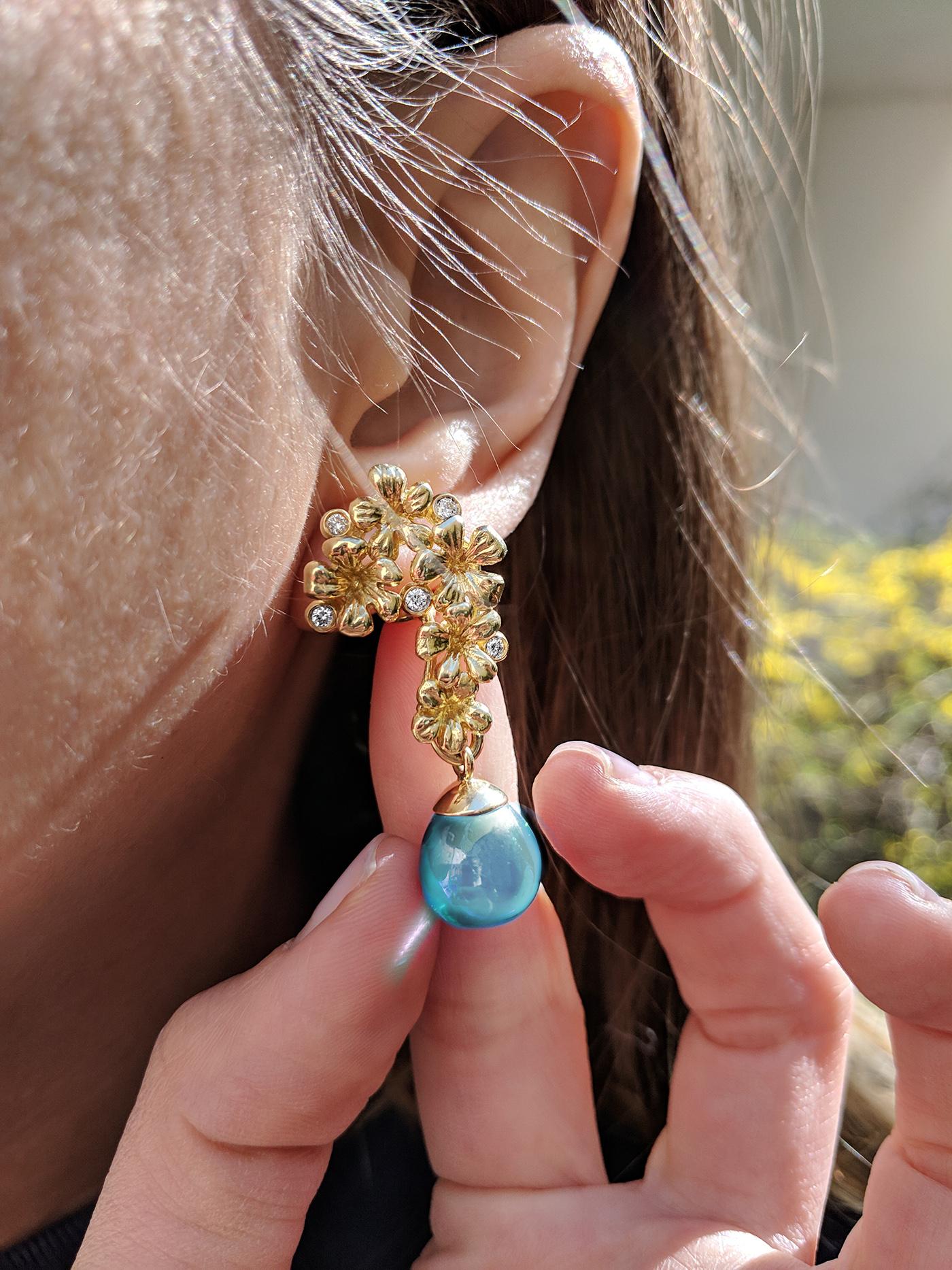 Moderne Boucles d'oreilles modernes en or jaune avec diamants ronds présentées dans Vogue en vente