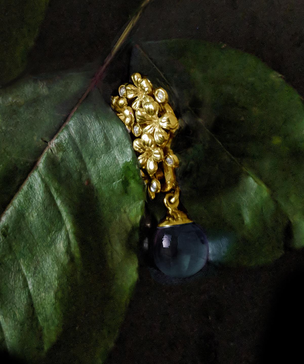 Boucles d'oreilles modernes en or jaune avec diamants ronds présentées dans Vogue Pour femmes en vente