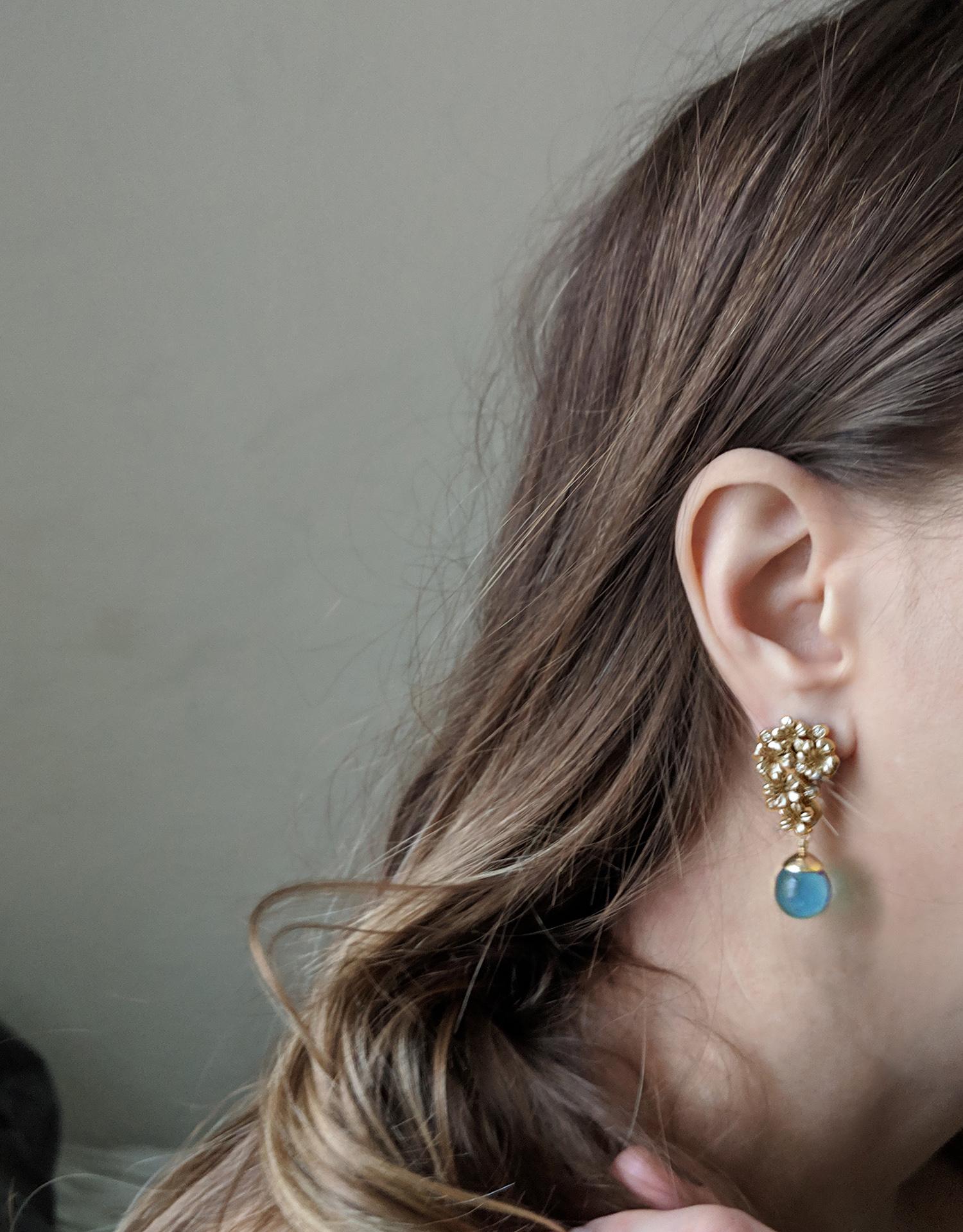 Boucles d'oreilles modernes en or jaune avec diamants ronds présentées dans Vogue en vente 3
