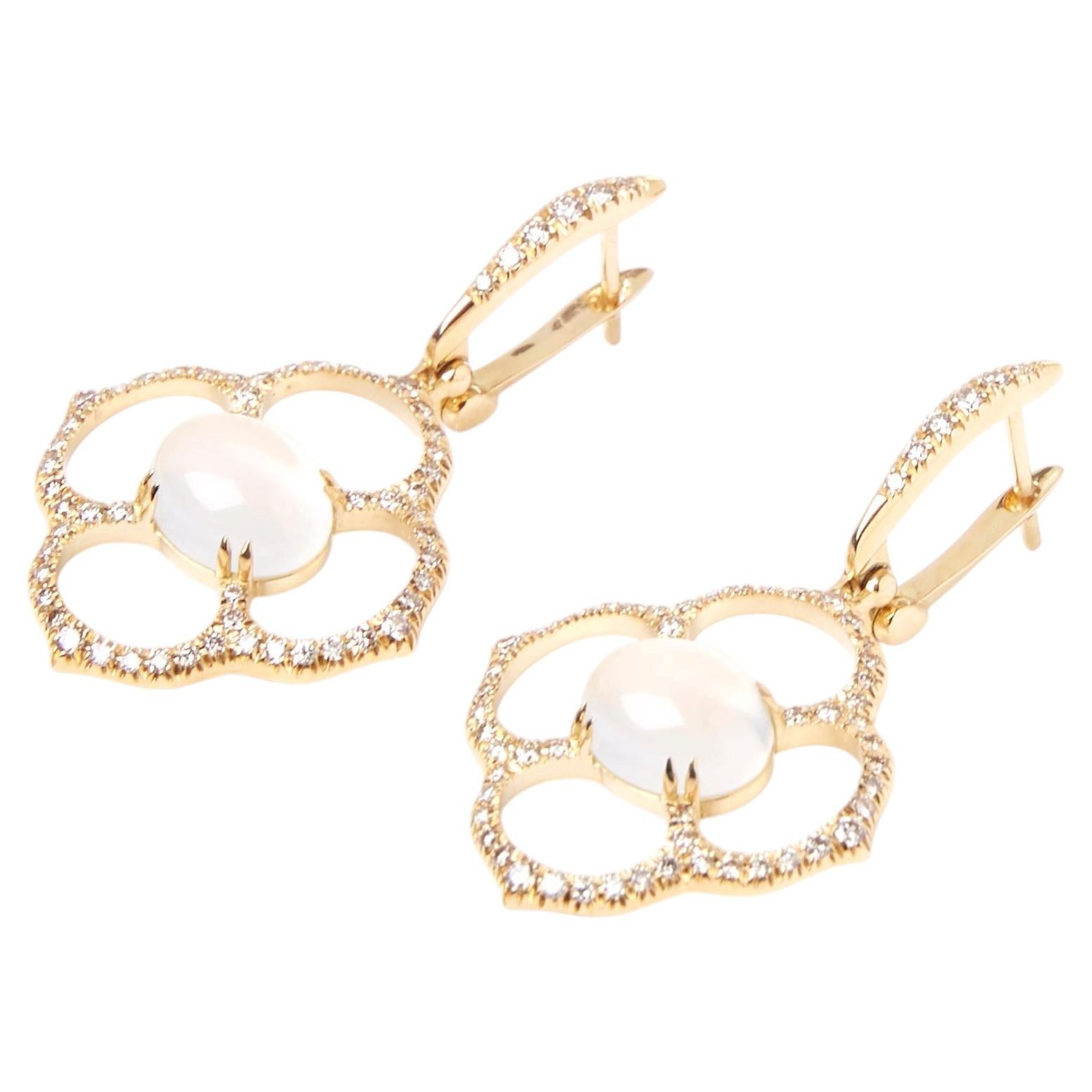 Orecchini pendenti in oro giallo 18 carati con pietra di luna, collezione Key of Amsterdam in vendita