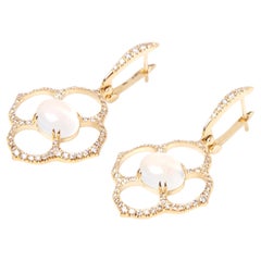 Orecchini pendenti in oro giallo 18 carati con pietra di luna, collezione Key of Amsterdam