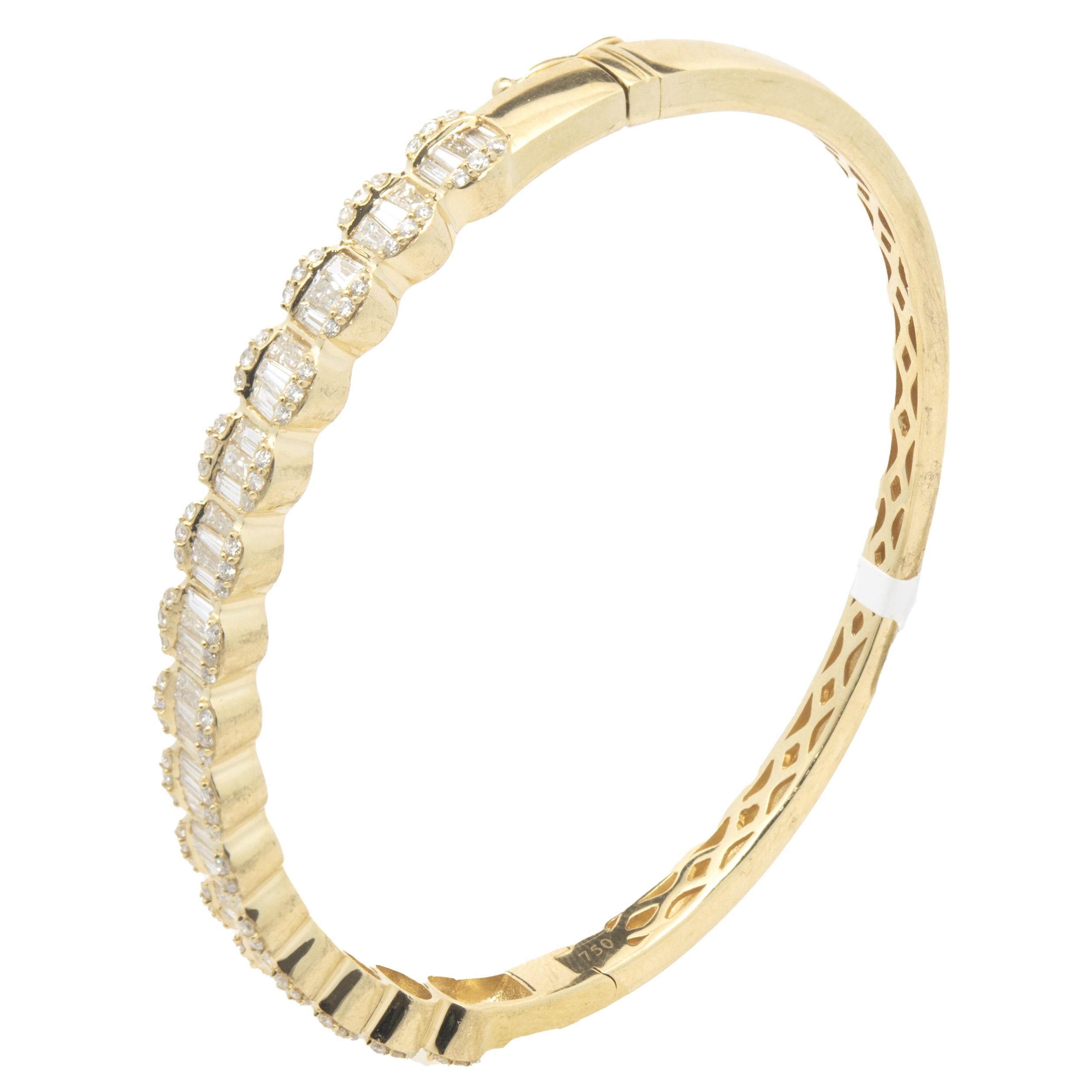 Taille baguette Bracelet jonc à maillons ovales en or jaune 18 carats avec mosaïque de diamants en vente