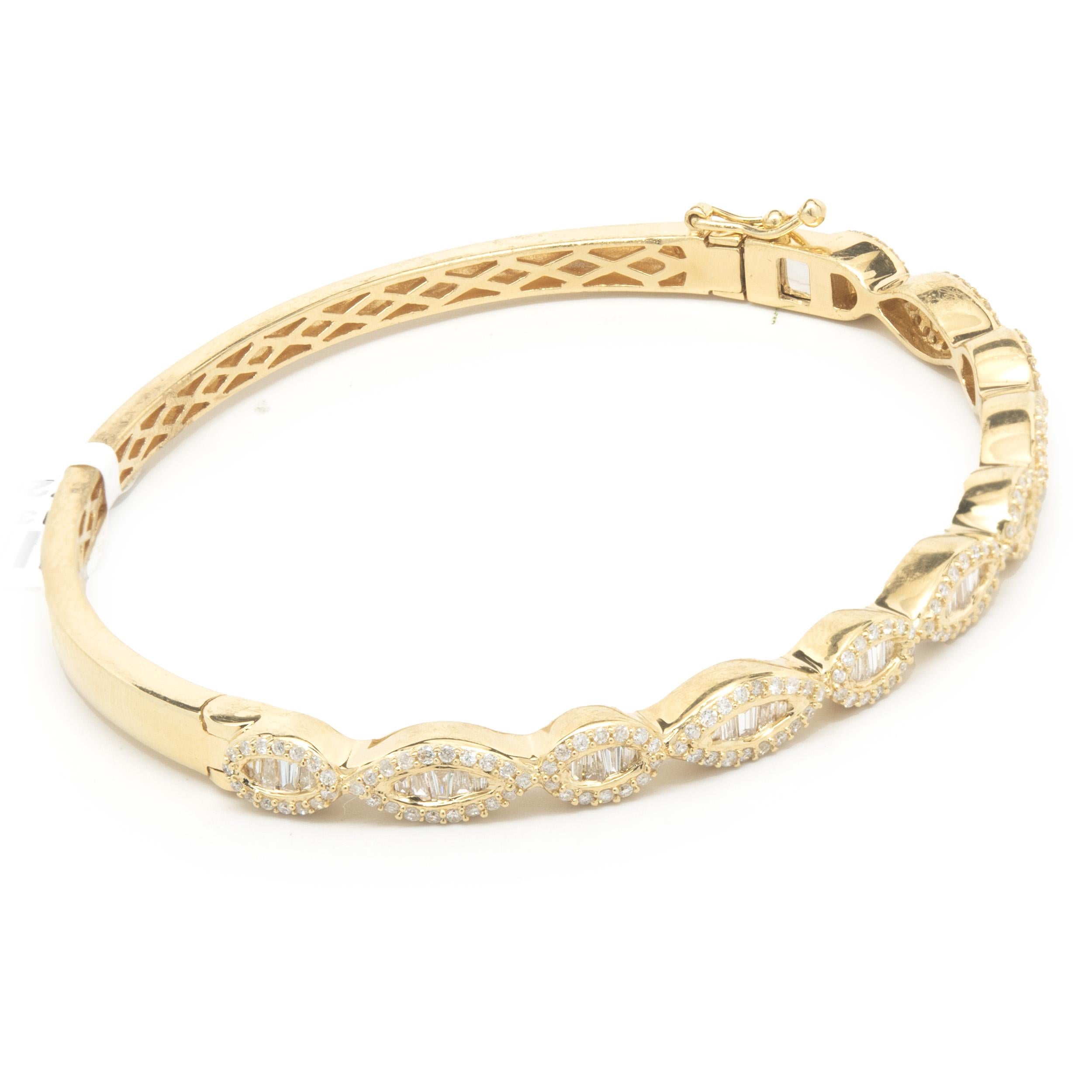 Concepteur : personnalisé
Matériau : Or jaune 18K
Diamants : 174 diamants ronds de taille brillant = 0,52cttw
Couleur : G
Clarté : VS2
Diamants : 49 taille baguette = 0,60cttw
Couleur : G
Clarté : VS2
Dimensions : le bracelet convient à un poignet