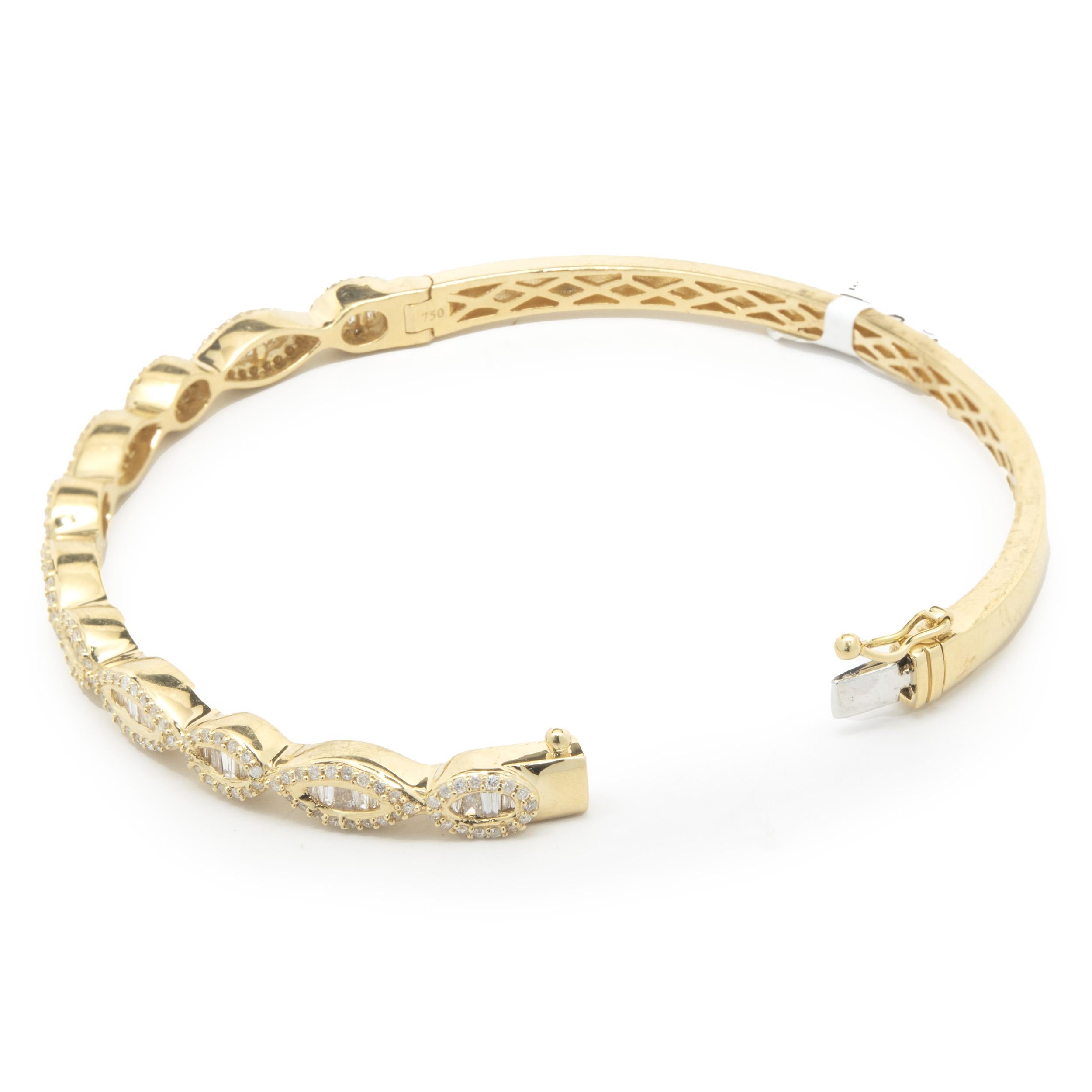 Taille baguette Bracelet jonc vague en or jaune 18 carats et diamants sertis en mosaïque en vente
